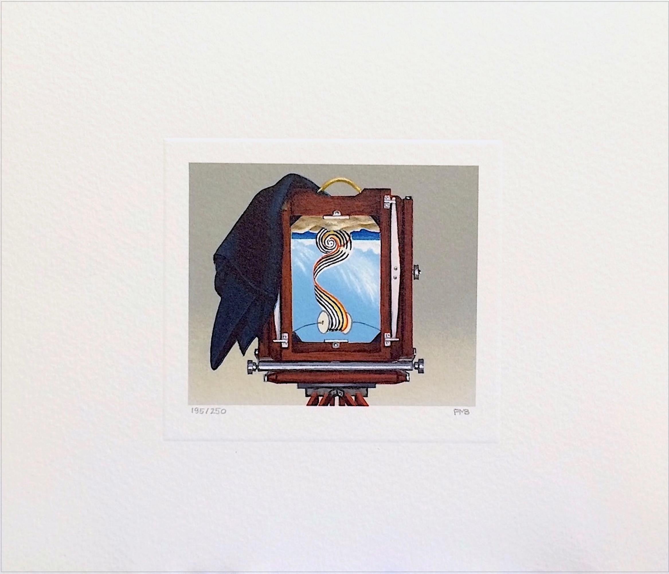 Fanny Brennan Portrait Print – DEARDORFF Signierte Mini-Lithographie, Stillleben, Retro-Kamera mit umgedrehtem Bild