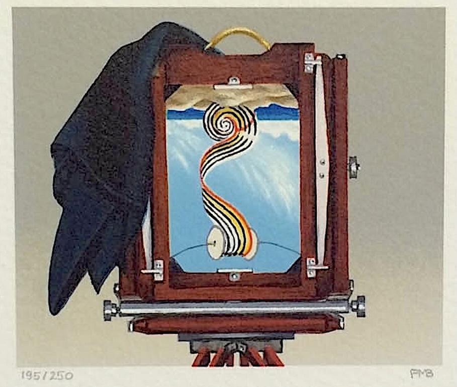 Mini litografia firmata DEARDORFF, Natura morta, Fotocamera da campo retrò di grande formato - Print Surrealismo di Fanny Brennan