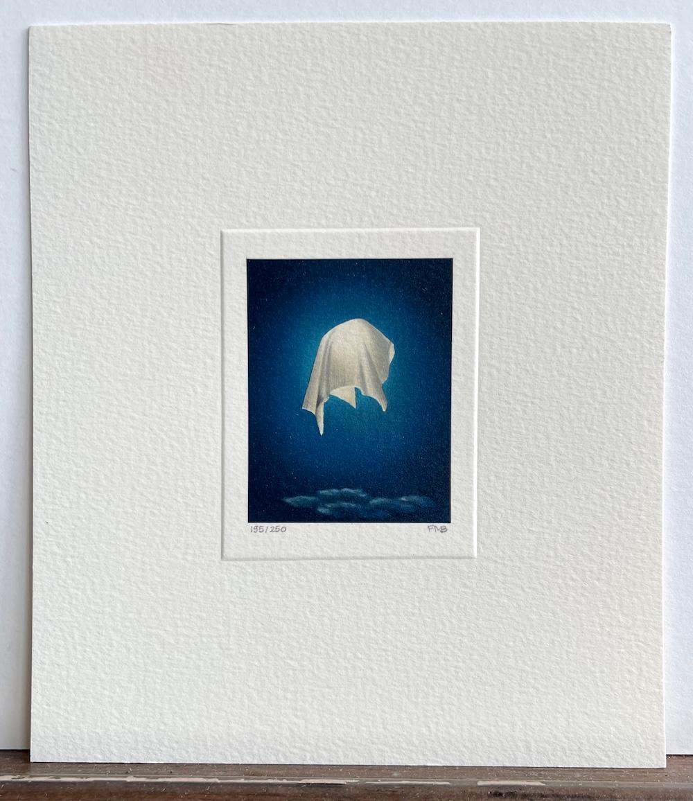 ECLIPSE Litografía firmada, Retrato celeste, Luna envuelta, Cielo azul medianoche - Portrait Print Gris de Fanny Brennan