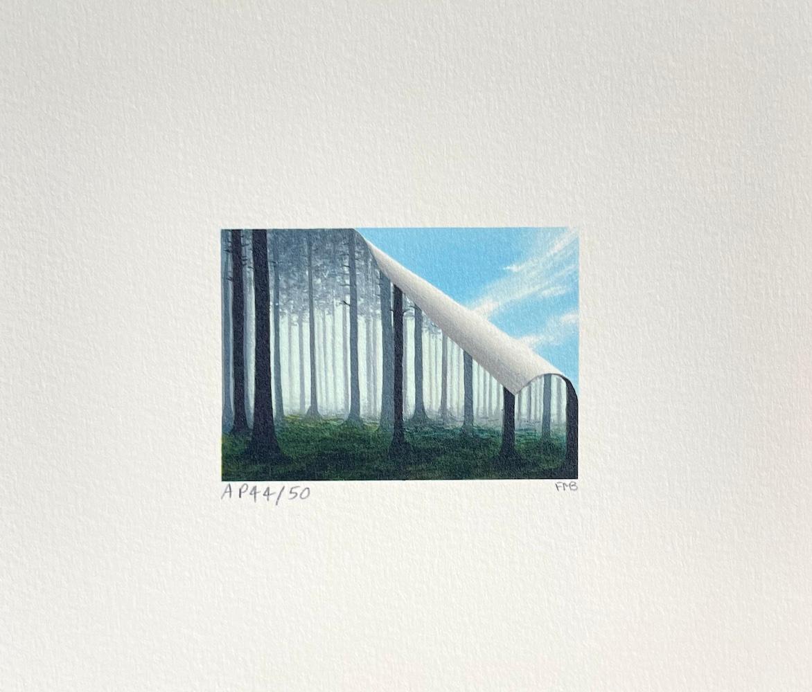 FOREST Handgezeichnete signierte Lithographie, Surreale Mini-Landschaft Misty Bäume Blauer Himmel – Print von Fanny Brennan
