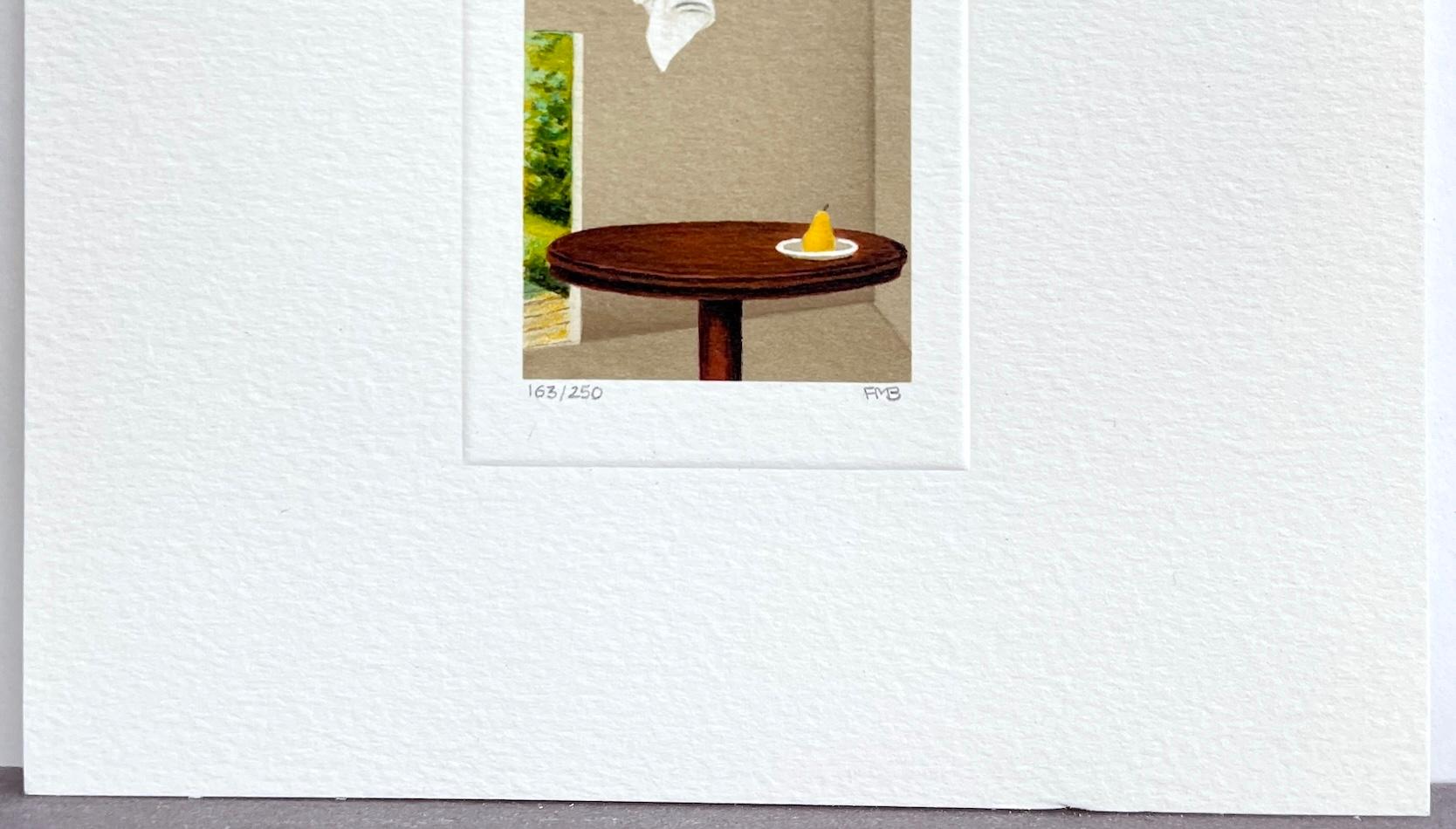 STILL LIFE WITH PEAR est une lithographie en édition limitée, rarement vue, dessinée à la main par l'artiste surréaliste américaine Fanny Brennan. Elle a été créée à l'aide de techniques traditionnelles de lithographie à la main et imprimée sur du