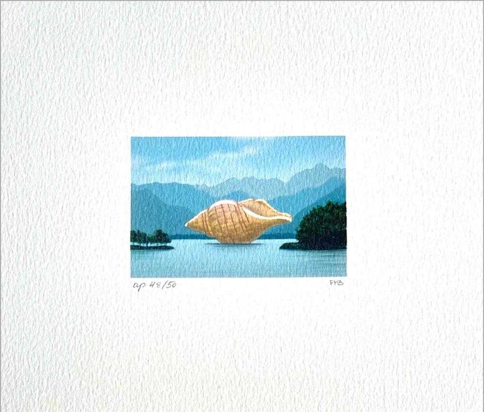 Signierte Lithographie „The VISITOR“, Mini- Surreale Landschaftslandschaft mit Muschel, Bergen, Wasser – Print von Fanny Brennan