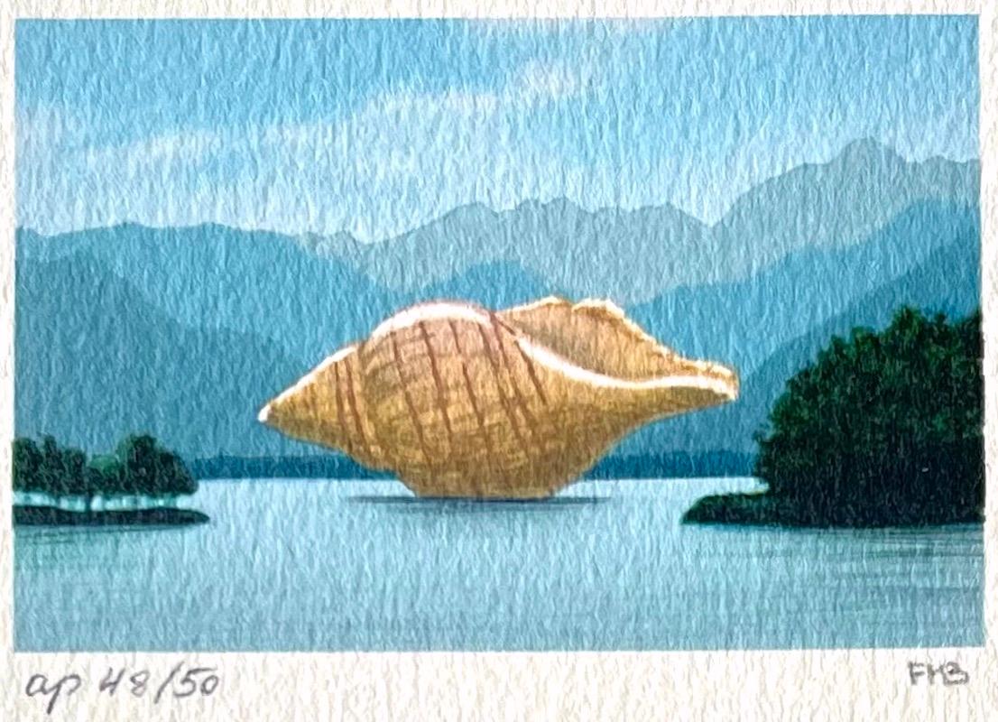 THE VISITOR Litografia firmata, Mini Paesaggio surreale Conchiglia, Montagne, Acqua - Print Surrealismo di Fanny Brennan