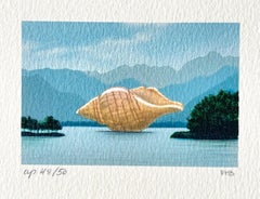 Signierte Lithographie „The VISITOR“, Mini- Surreale Landschaftslandschaft mit Muschel, Bergen, Wasser