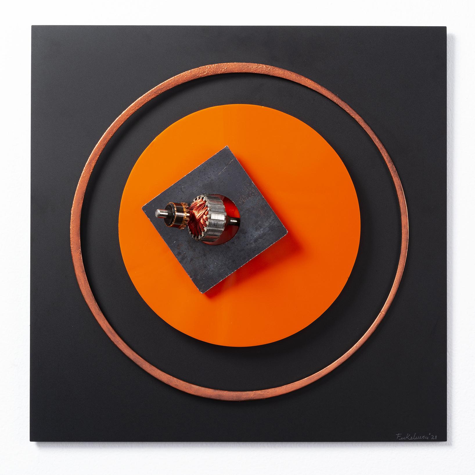 Fanny Szyller Finkelman Abstract Sculpture – Assembler Naranja N°2. Abstrakte Mixed-Media-Wandskulptur