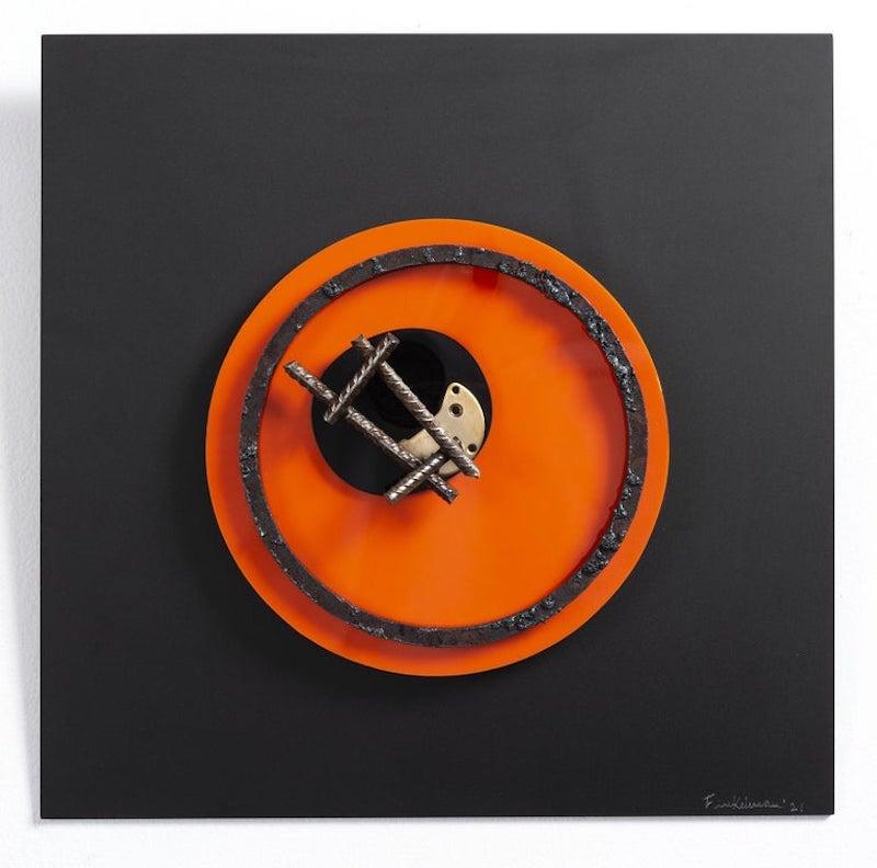 Assembler Naranja N°3. Abstrakte Mixed-Media-Wandskulptur – Sculpture von Fanny Szyller Finkelman