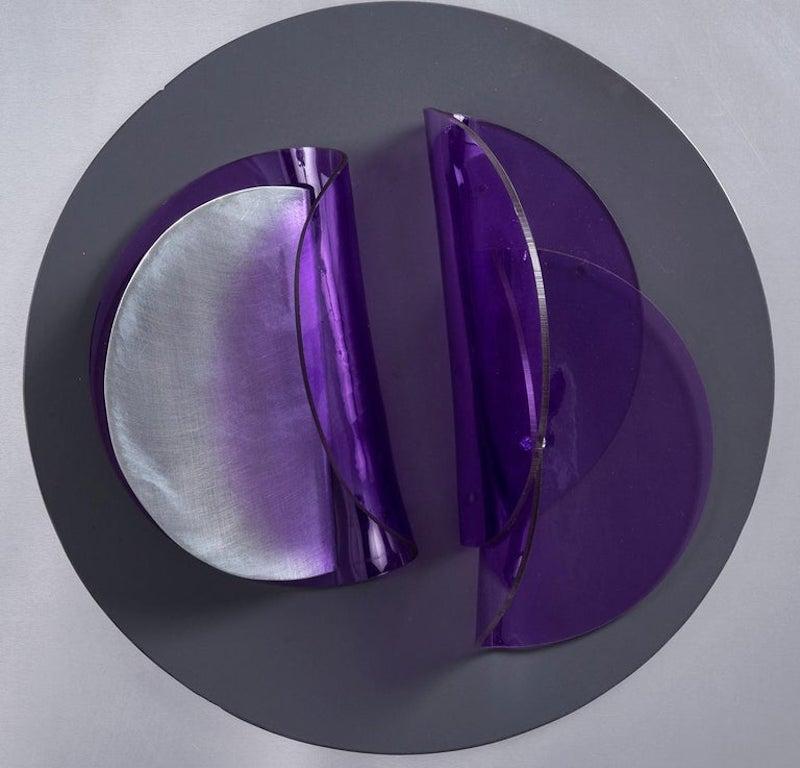 Assembler Violeta N°2. Abstrakte Mixed-Media-Wandskulptur (Grau), Abstract Sculpture, von Fanny Szyller Finkelman