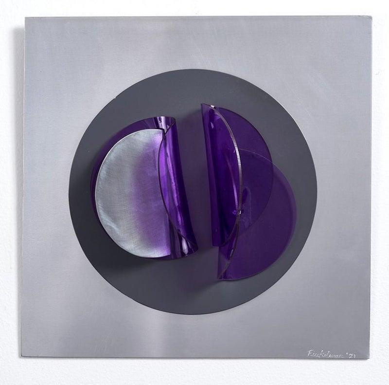 Fanny Szyller Finkelman Abstract Sculpture – Assembler Violeta N°2. Abstrakte Mixed-Media-Wandskulptur