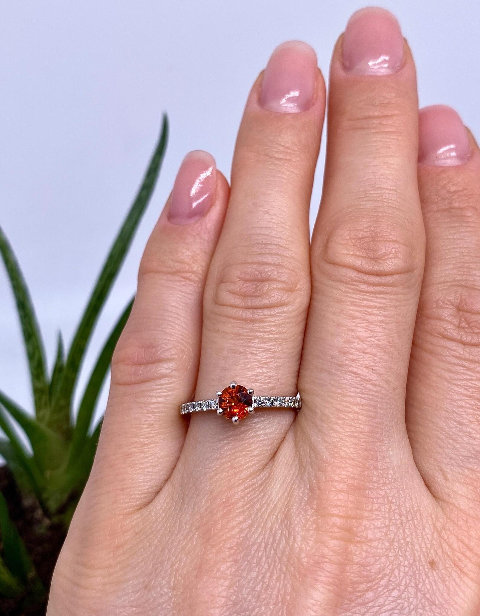 Anillo de gemas naturales Fanta Granate y Diamantes, Oro Blanco de 14 Kilates, 7US, Certificado Corte brillante en venta