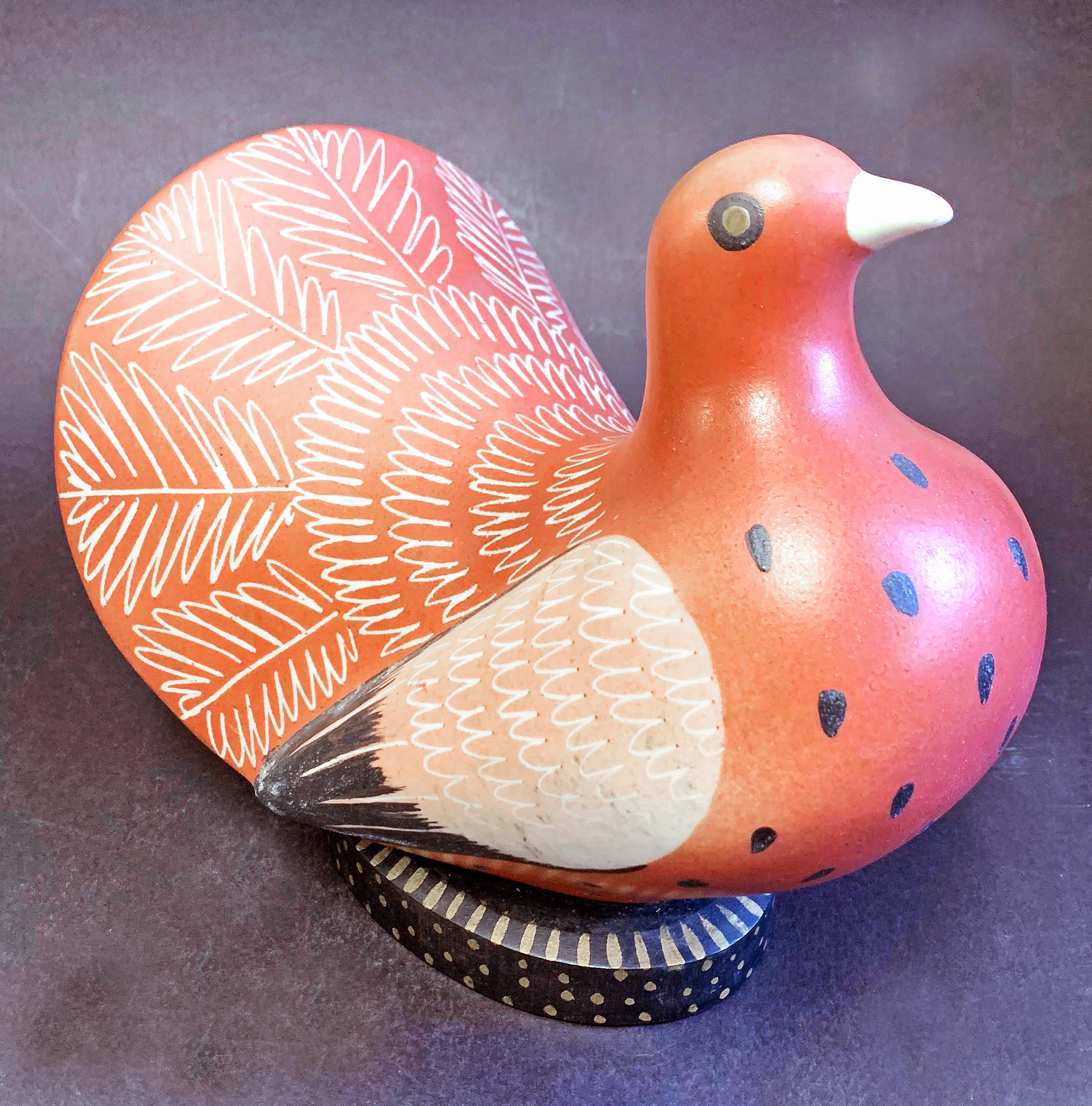 Rare et magnifique exemple des sculptures en porcelaine de Waylande Gregory, cette représentation d'un pigeon à queue de pie en rose foncé et blanc poussiéreux date des années 1940 ou 1950. Gregory a été prodigieux et infatigable au cours d'une