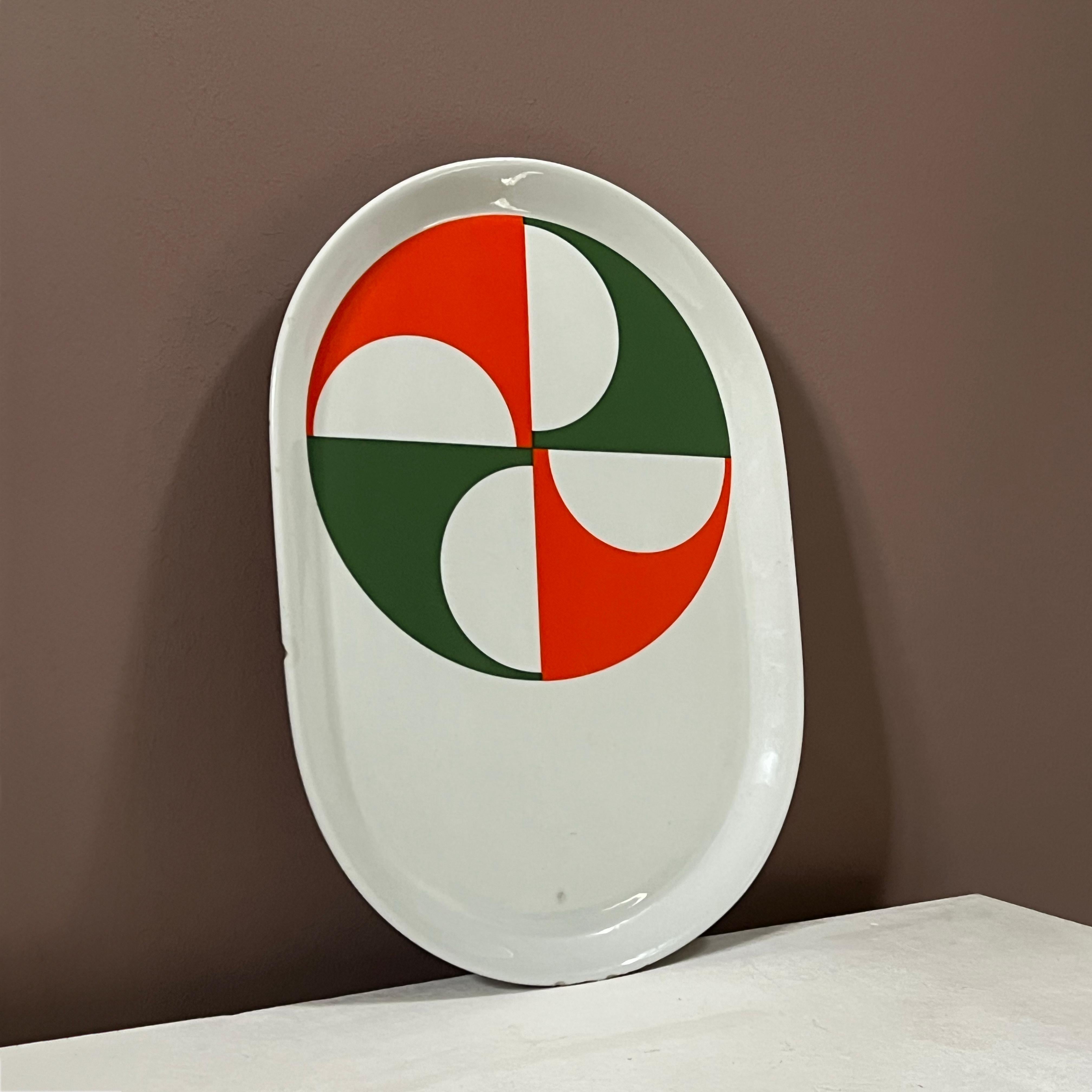 This serving plate manufactured by Ceramiche Franco Pozzi in Italy in the 1960s, is part of the renewed 