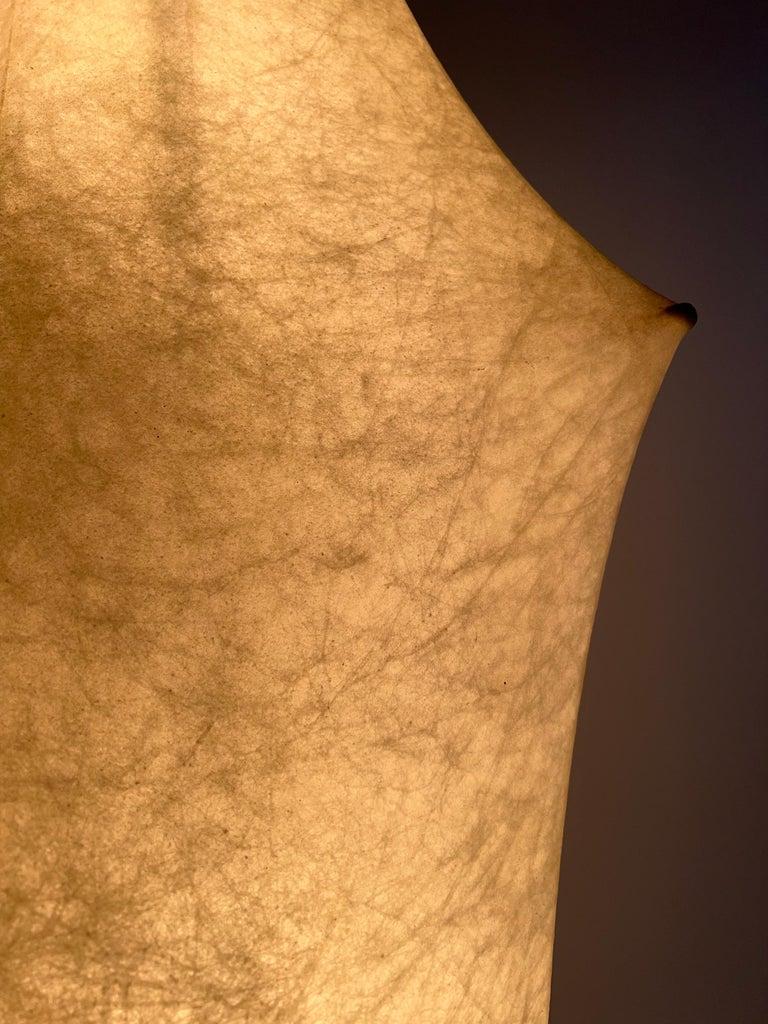 First edition Flos Fantasma floor lamp was designed by Tobia Scarpa in 1961. Its striking silhouette glows with a diffused light that illuminates without overpowering, To create its stunning diffuser, the internal steel structure is coated with