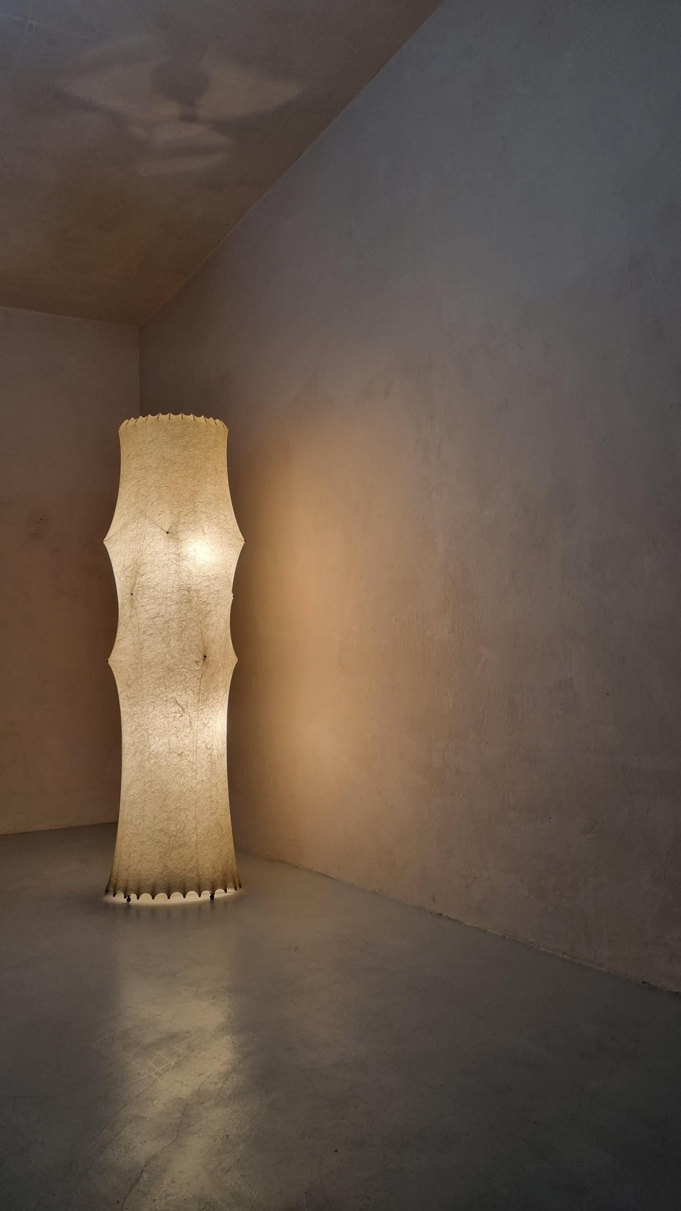 Lampada da terra Fantasma Grande disegnata da Tobia Scarpa per Flos nel 1961.
Questa rara prima produzione è in condizioni eccellenti, versione grande, disegnata da Tobia Scarpa agli inizi degli anni 60 è un' icona dell' illuminazione di interni, la