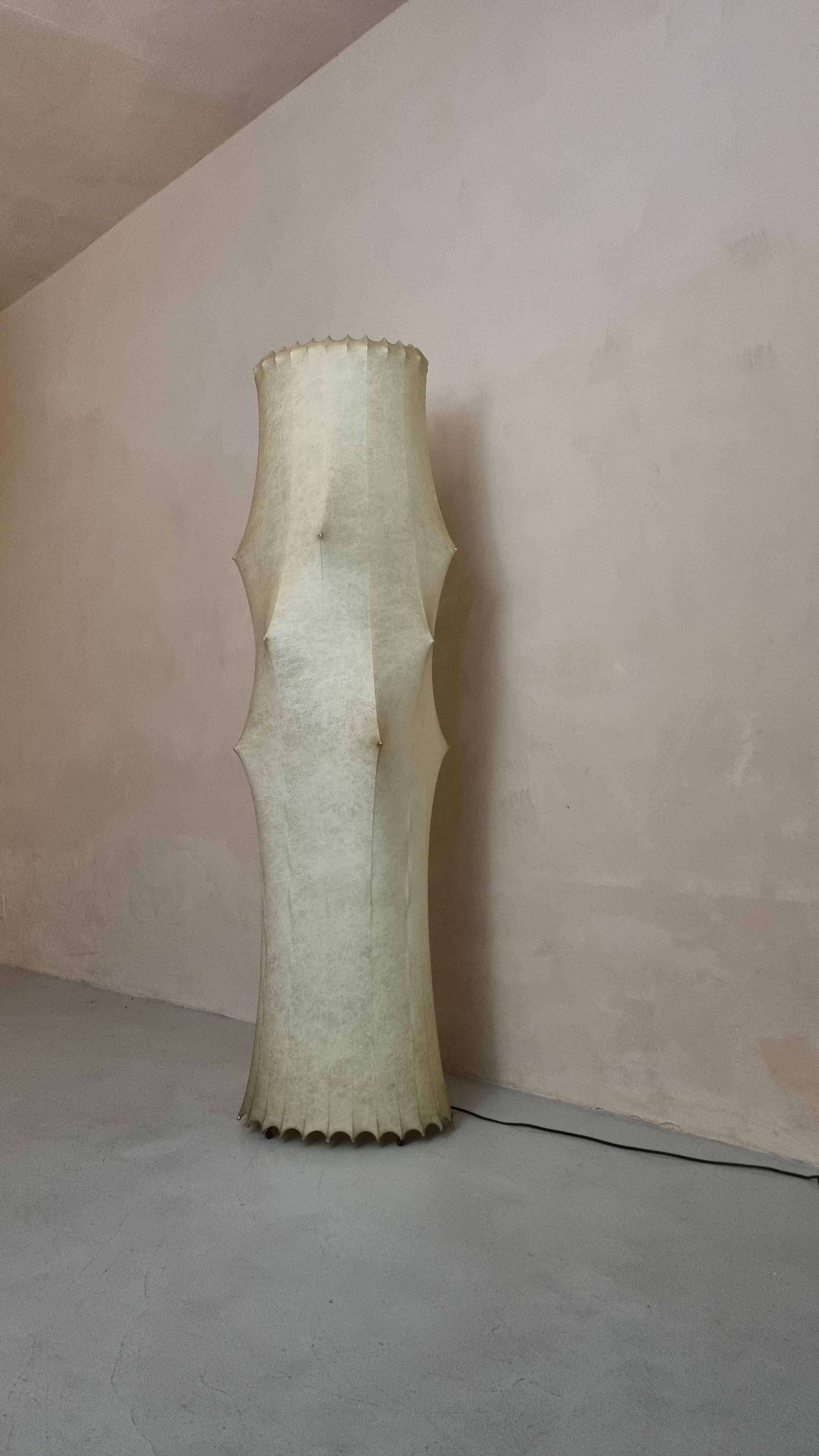 Lampada da terra Fantasma Grande disegnata da Tobia Scarpa per Flos nel 1961.
Questa rara prima produzione è in condizioni eccellenti, versione grande, disegnata da Tobia Scarpa agli inizi degli anni 60 è un' icona dell' illuminazione di interni, la