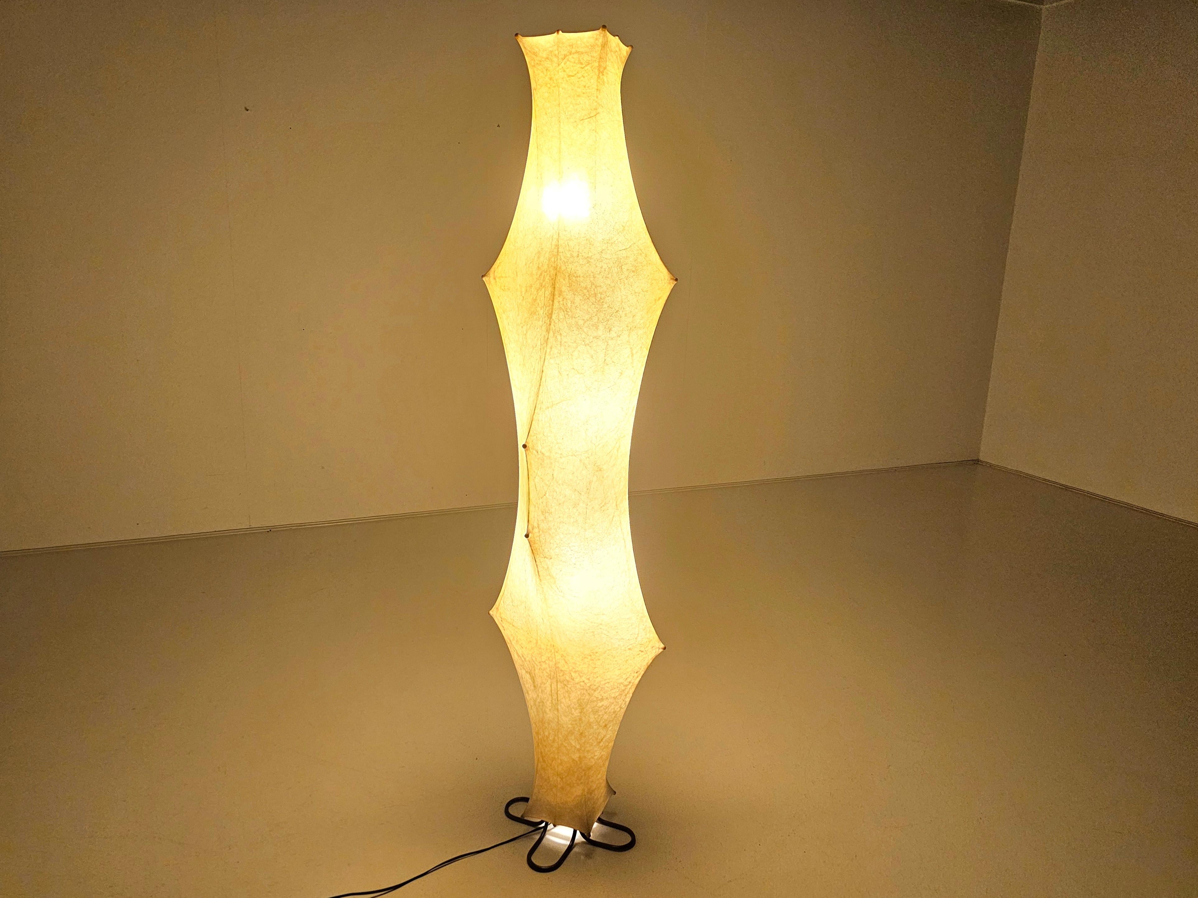 Afra & Tobia Scarpa, lampada da terra Fantasma, metallo, resina, Flos, Italia, 1961.

Questa rara lampada da terra in edizione precoce è tipica del design postmoderno degli anni '70 in Italia. Il paralume è realizzato in resina a forma di bozzolo e