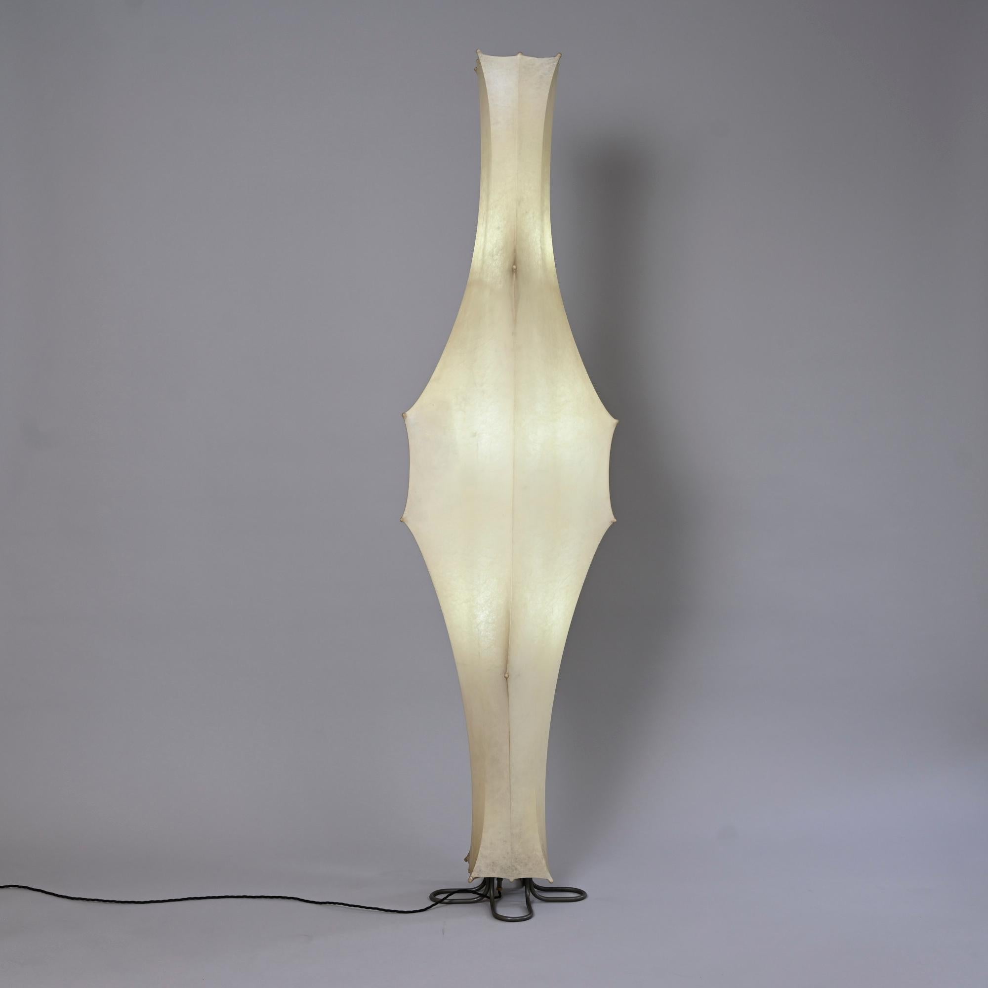 Original Fantasma light (Ghost), resin cocoon floor lamp by Tobia Scarpa for Flos, 1963.

Beautiful sculptural light. Ghost light because it evokes the shape and glow of a ghost at night...

Takes 3 x ES E27 bulbs. 

