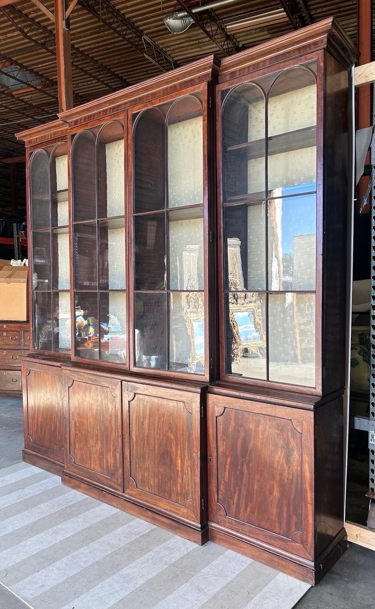 Fantastique bibliothèque en acajou de style géorgien du 18e siècle Bon état - En vente à Richmond, VA