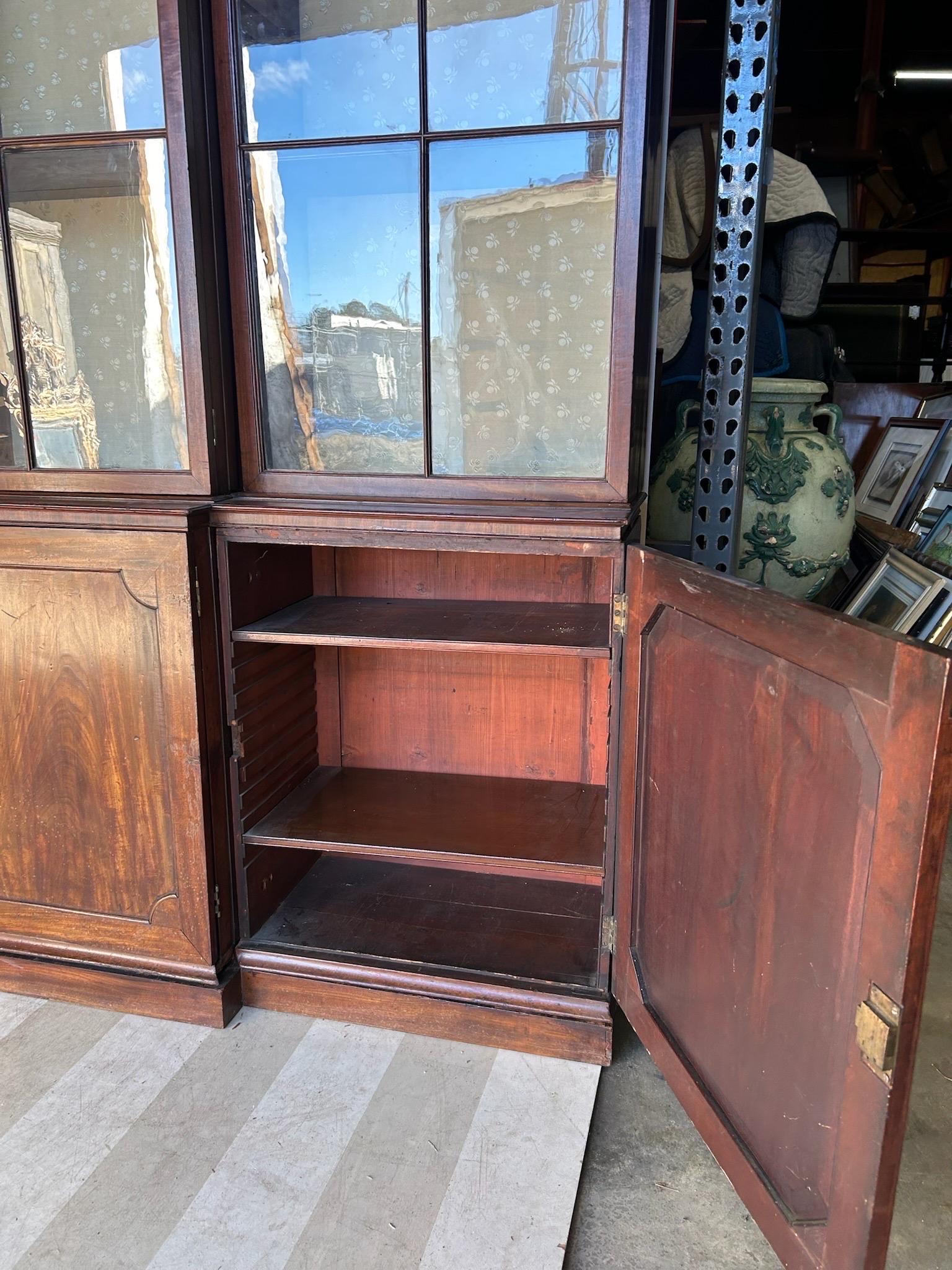 Fantastique bibliothèque en acajou de style géorgien du 18e siècle en vente 2