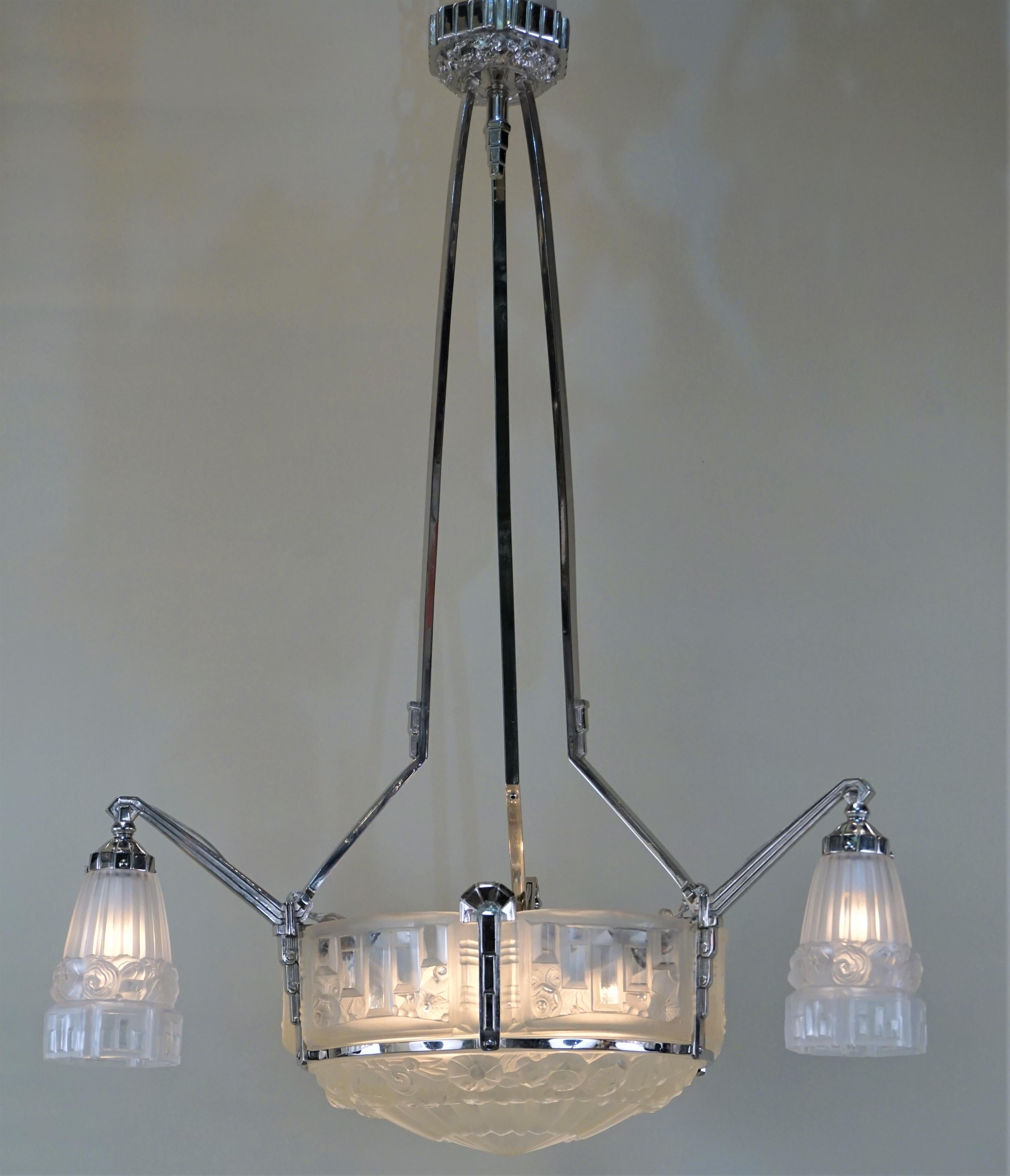 Ein fantastischer und seltener französischer Art-déco-Kronleuchter aus den 1920er Jahren mit vernickeltem Bronzegehäuse und geometrischen Glasschirmen von J. Robert
Neue Verdrahtung 12 Licht je 60 Watt.