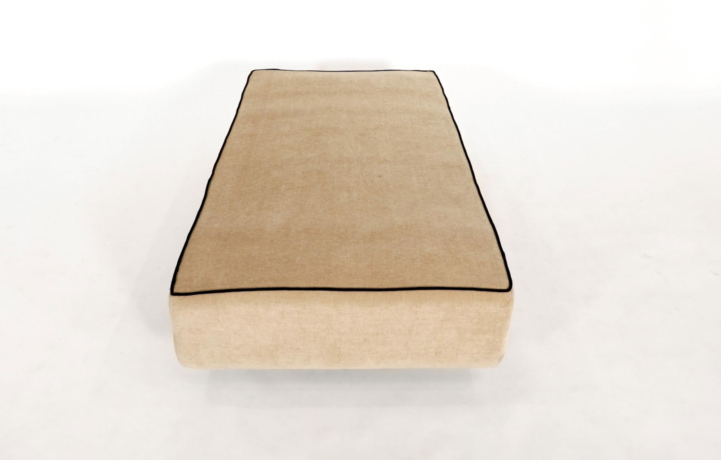 Siamo lieti di presentarti questo fantastico letto da giorno o Diwan di Pierre Jeanneret, risalente alla fine degli anni '50 circa. 

Il letto è documentato come modello PJ-L-11-A. 

Pierre Jeanneret arrivò in India nel 1951 e alla fine divenne
