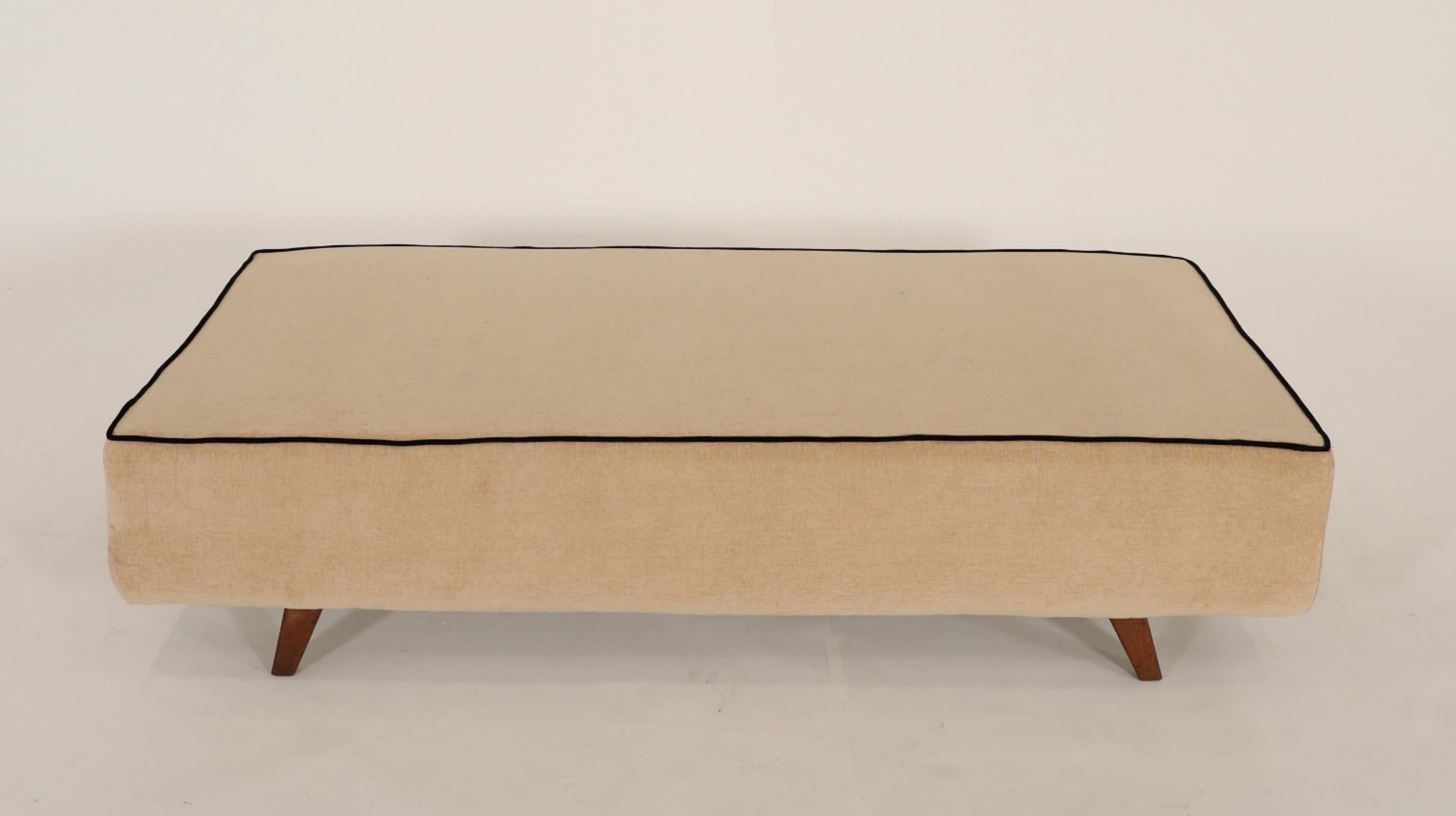 Fantastico letto da giorno Pierre Jeanneret del 1950 In condizioni buone in vendita a New York, NY