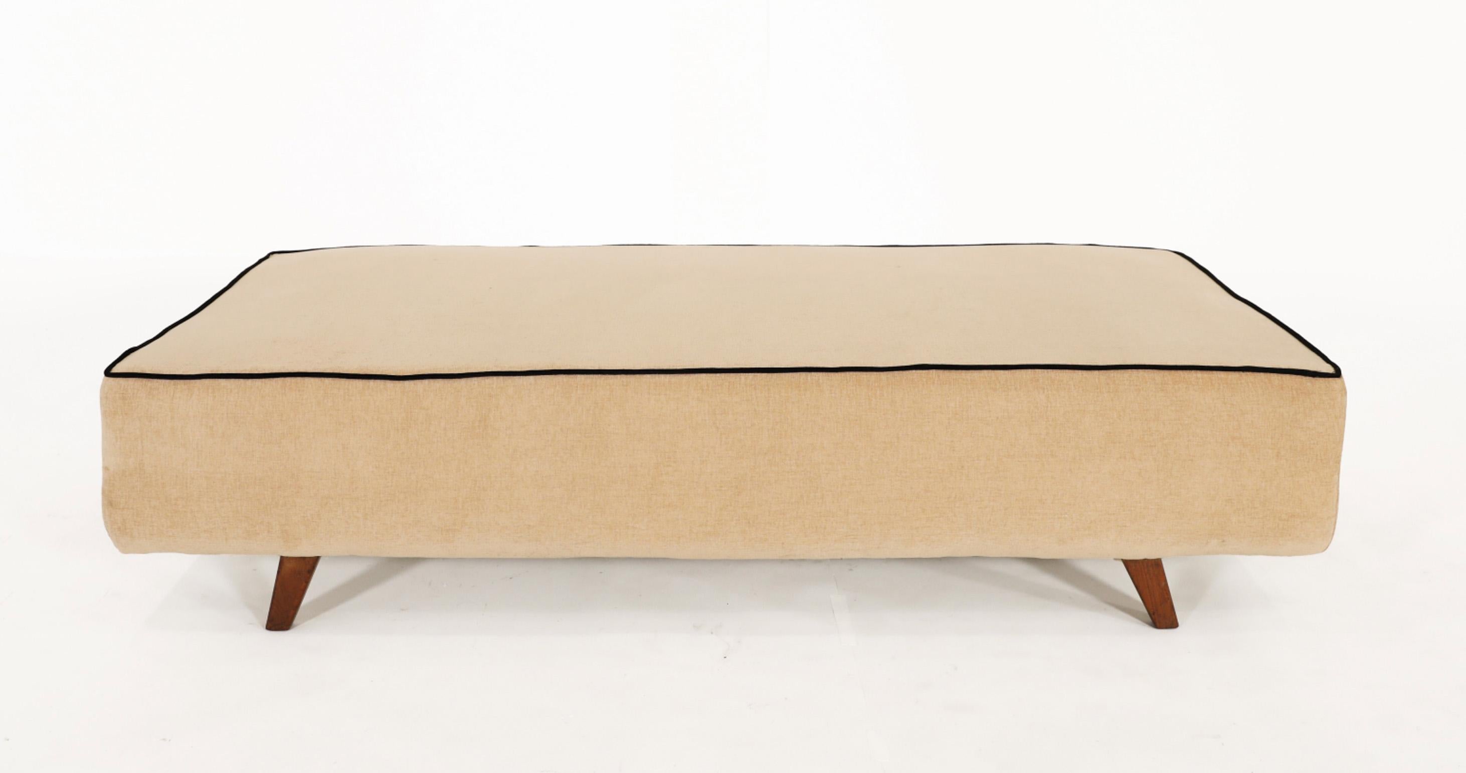 XX secolo Fantastico letto da giorno Pierre Jeanneret del 1950 in vendita