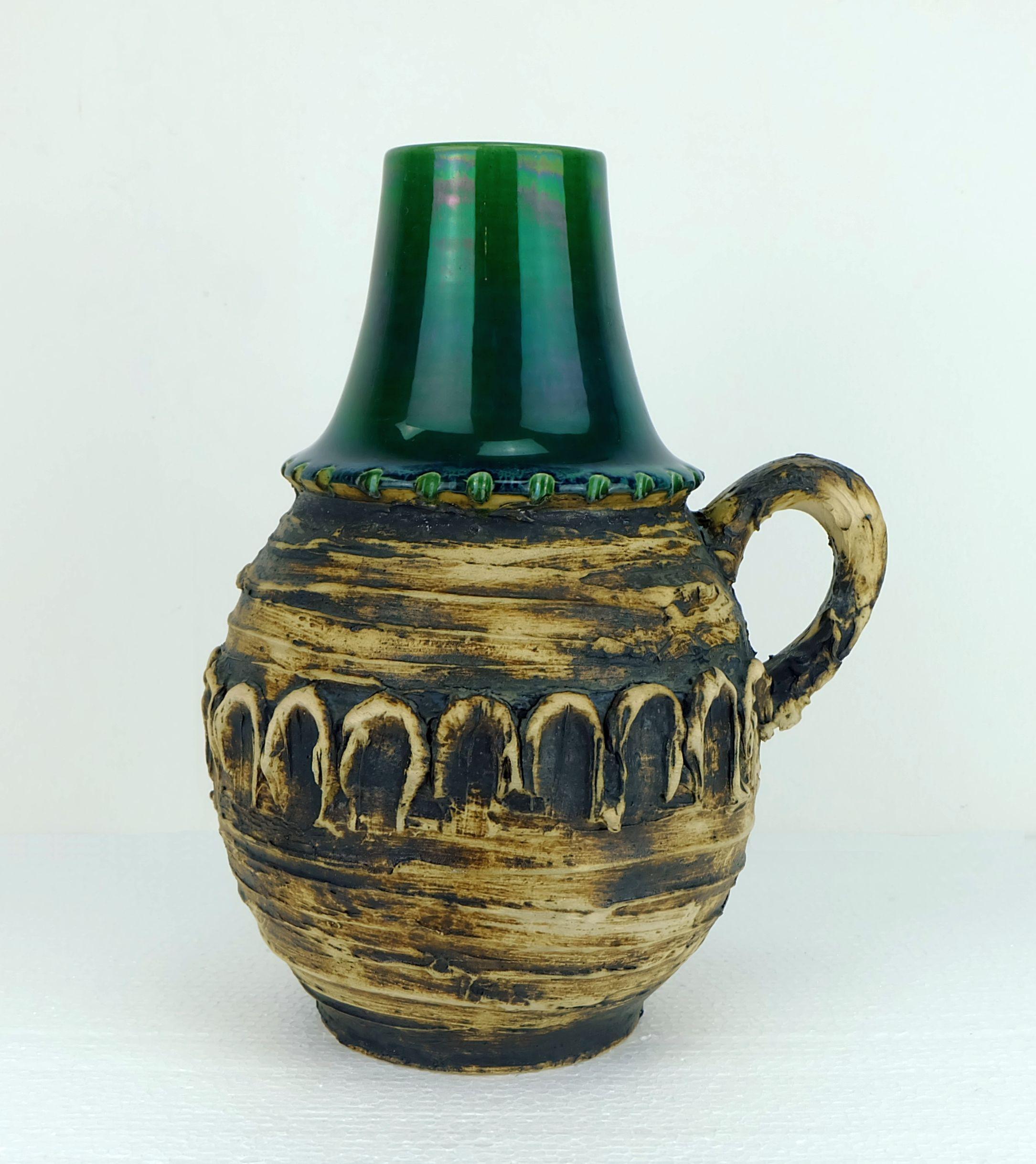Fantastico vaso in ceramica della metà del secolo con un'eccezionale smaltatura ruvida combinata con uno smalto verde lucido. Modello 29-30 A realizzato da Carstens Toennishof West-Germany nel 1964.  Altre ceramiche di metà secolo e di lava grassa