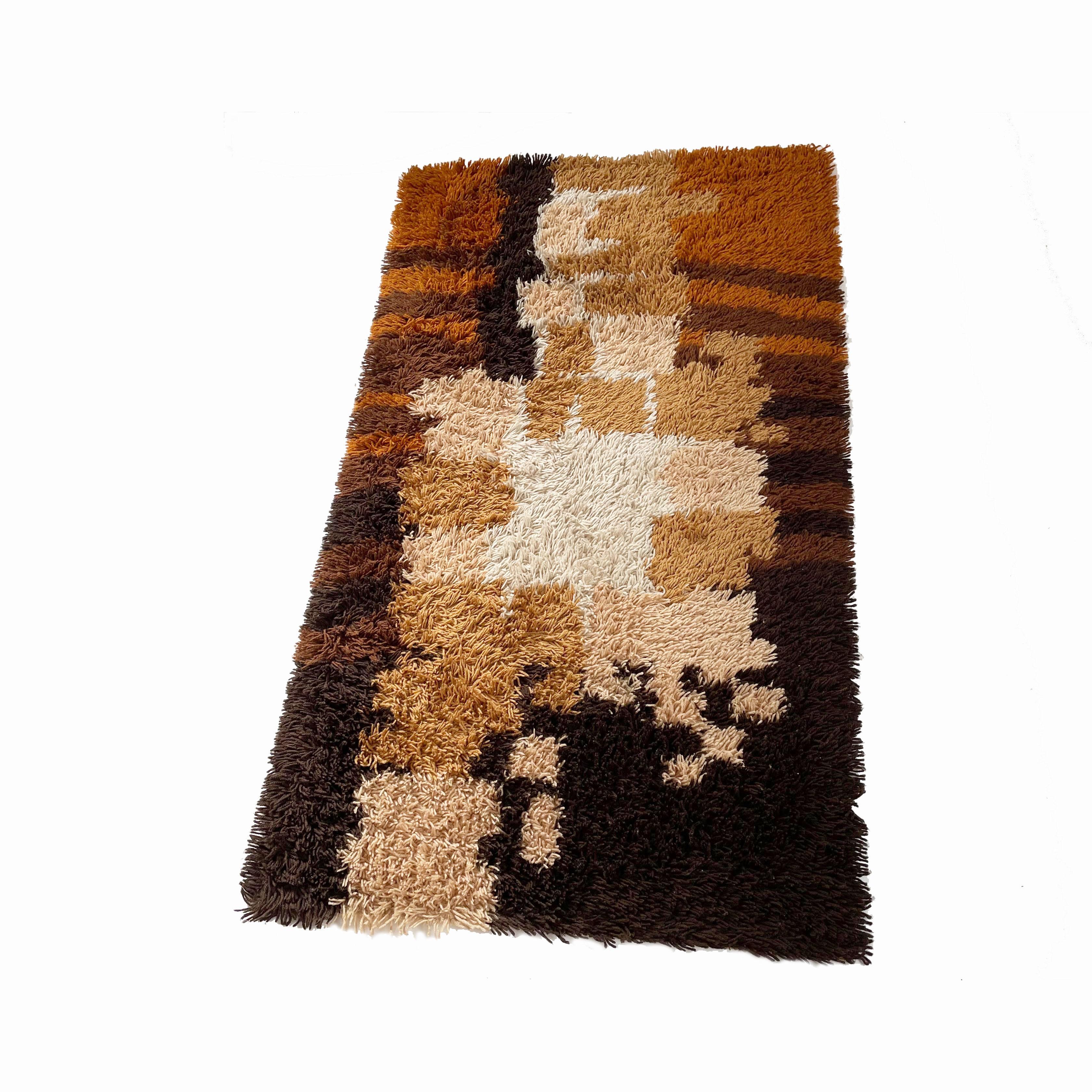 Article:

Rya rug 


Decade:

1970s


Origin:

Netherlands


Producer:

Desso, Netherlands



This rug is a great example of 1970s Pop Art interior. Made in high quality weaving technique. This high quality Rya rug was designed