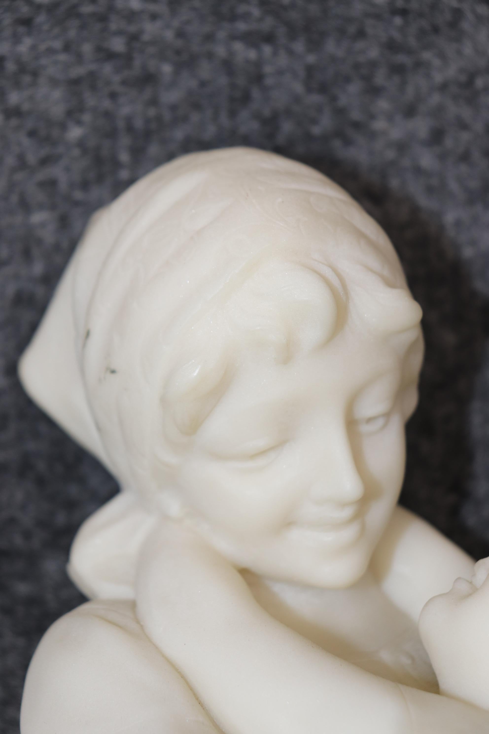 Si tratta di una bellissima scultura in alabastro firmata e sensibilmente eseguita dal famoso scultore Florentine Antonio Frilli. Il pezzo risale al XIX secolo e raffigura una donna che tiene in braccio suo figlio. Presta particolare attenzione ai