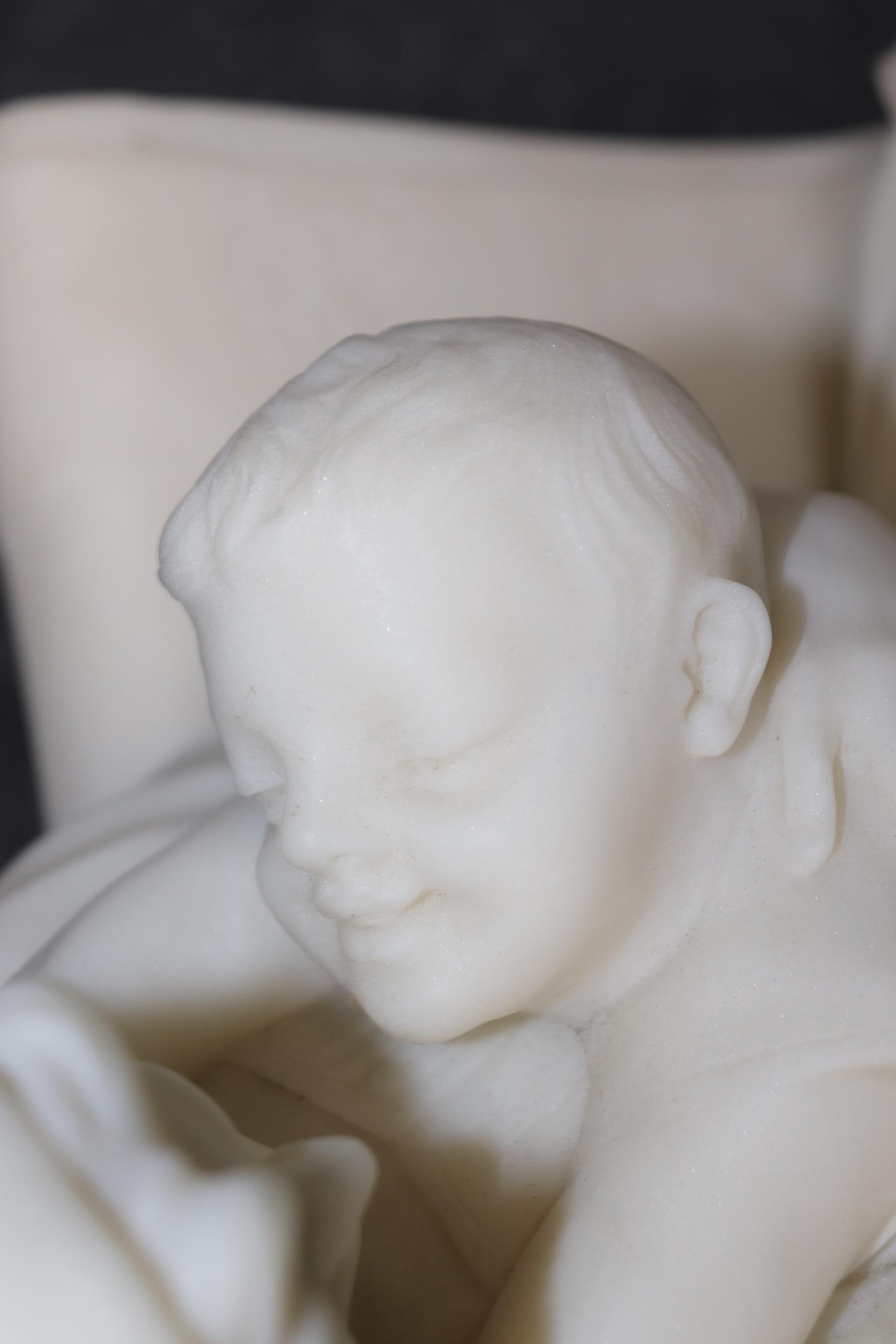 Neoclassico Fantastica scultura in alabastro del XIX secolo di Mother & Child di Antonio Frilli
