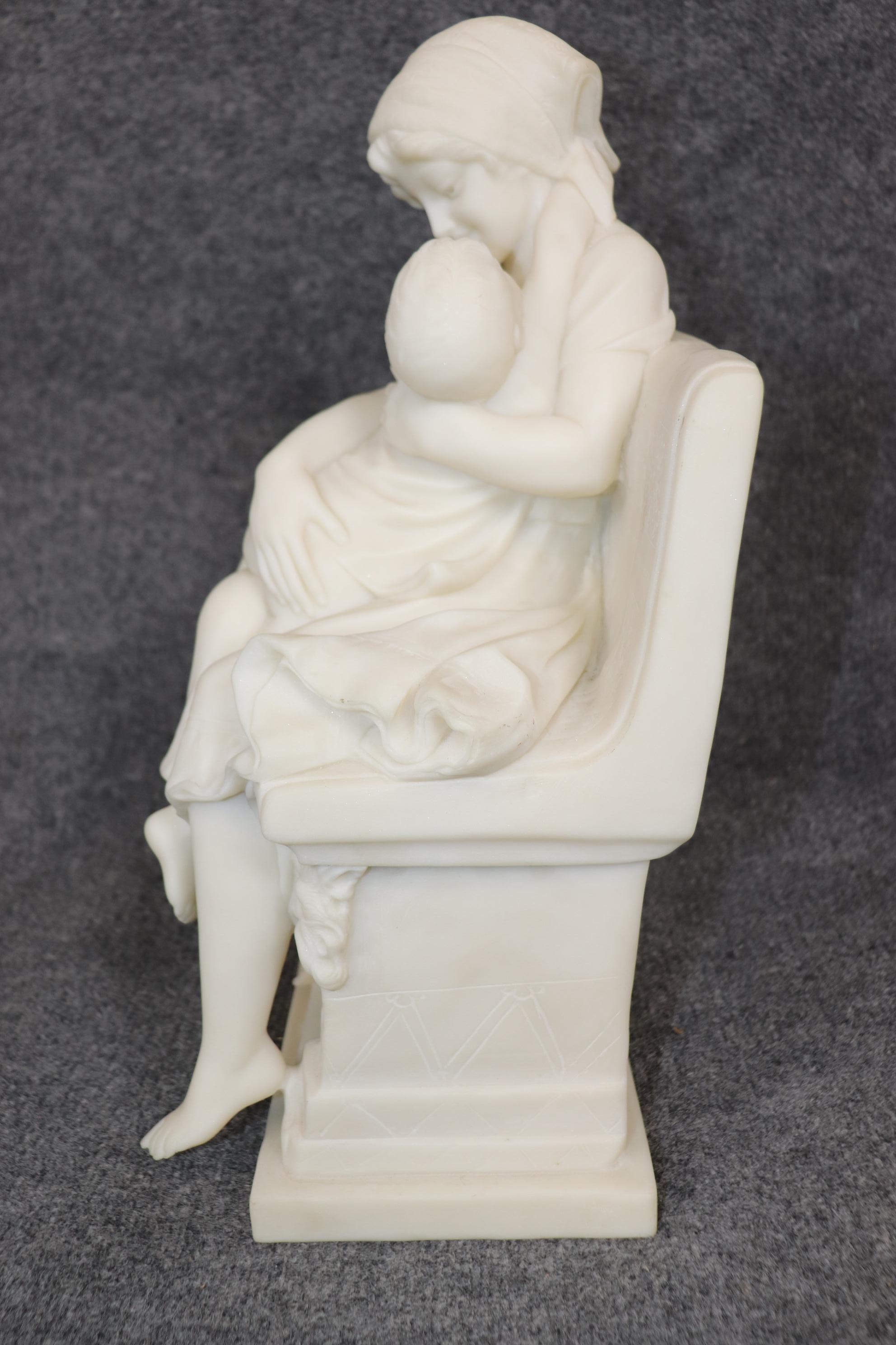 Alabastro Fantastica scultura in alabastro del XIX secolo di Mother & Child di Antonio Frilli