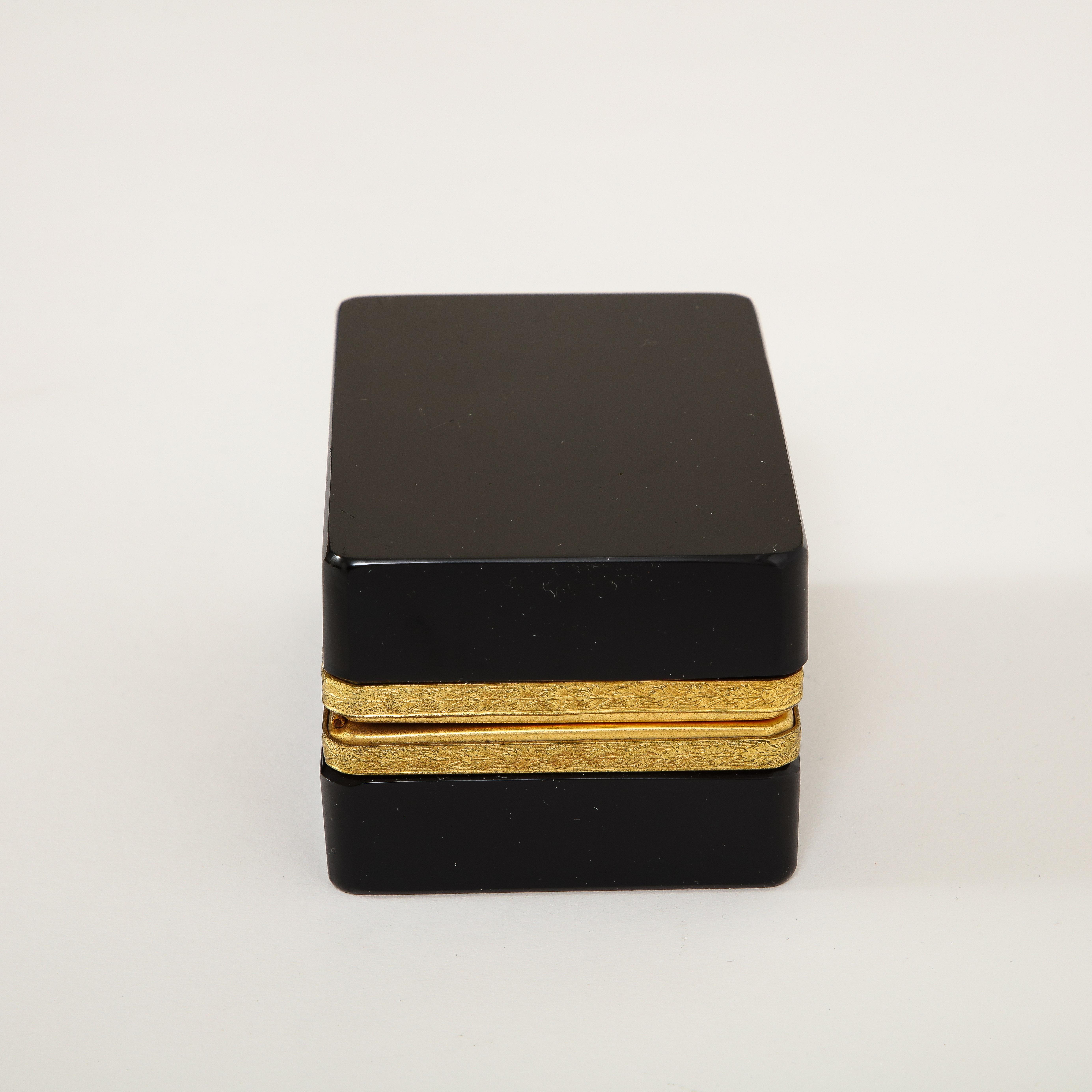 Français Fantastique boîte à charnière en cristal noir du 19ème siècle montée sur bronze doré en vente