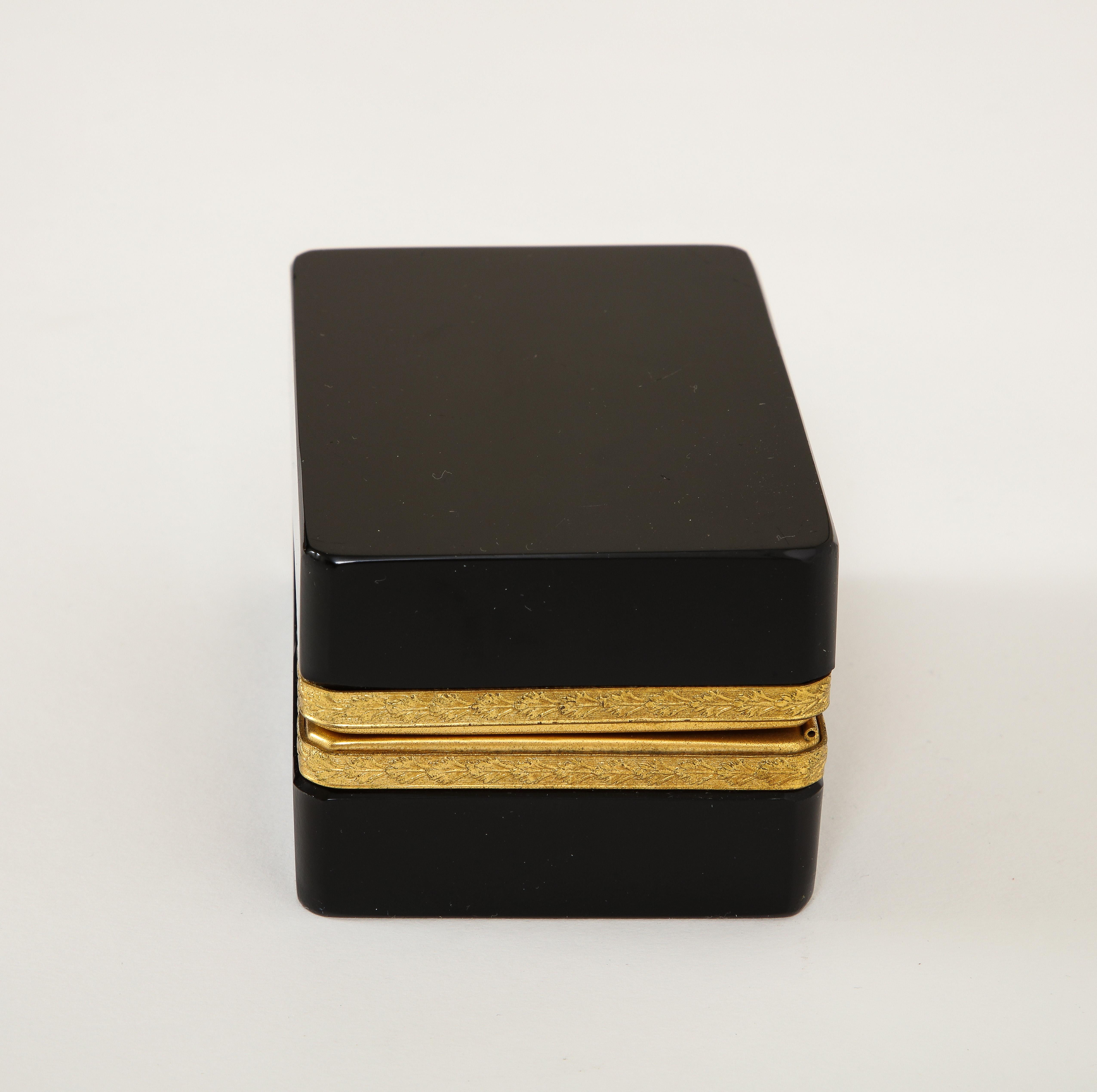 Fantastique boîte à charnière en cristal noir du 19ème siècle montée sur bronze doré Bon état - En vente à New York, NY