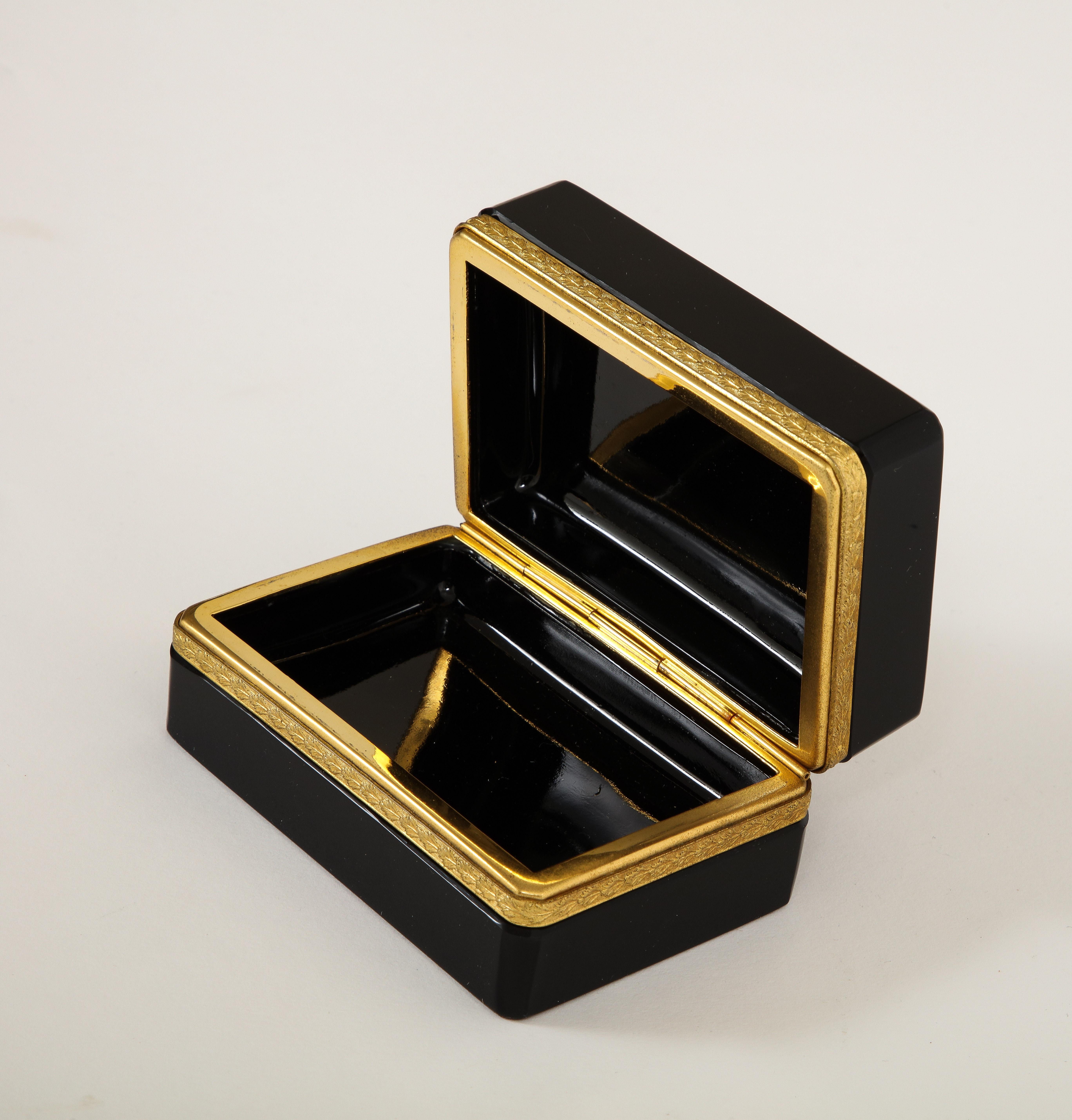 Fin du XIXe siècle Fantastique boîte à charnière en cristal noir du 19ème siècle montée sur bronze doré en vente