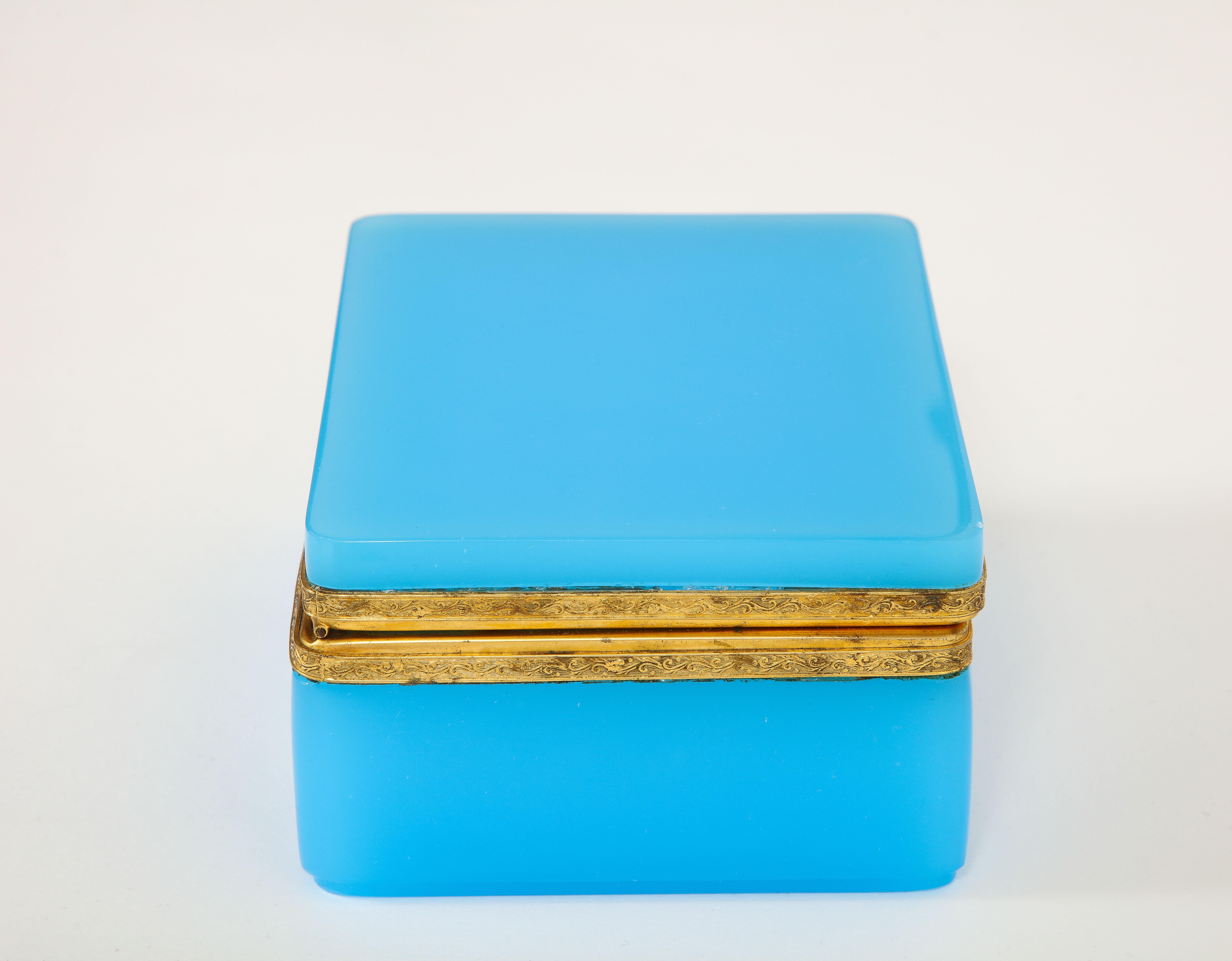 Louis XVI Fantastique boîte française du 19ème siècle en cristal opalin bleu monté sur bronze doré en vente
