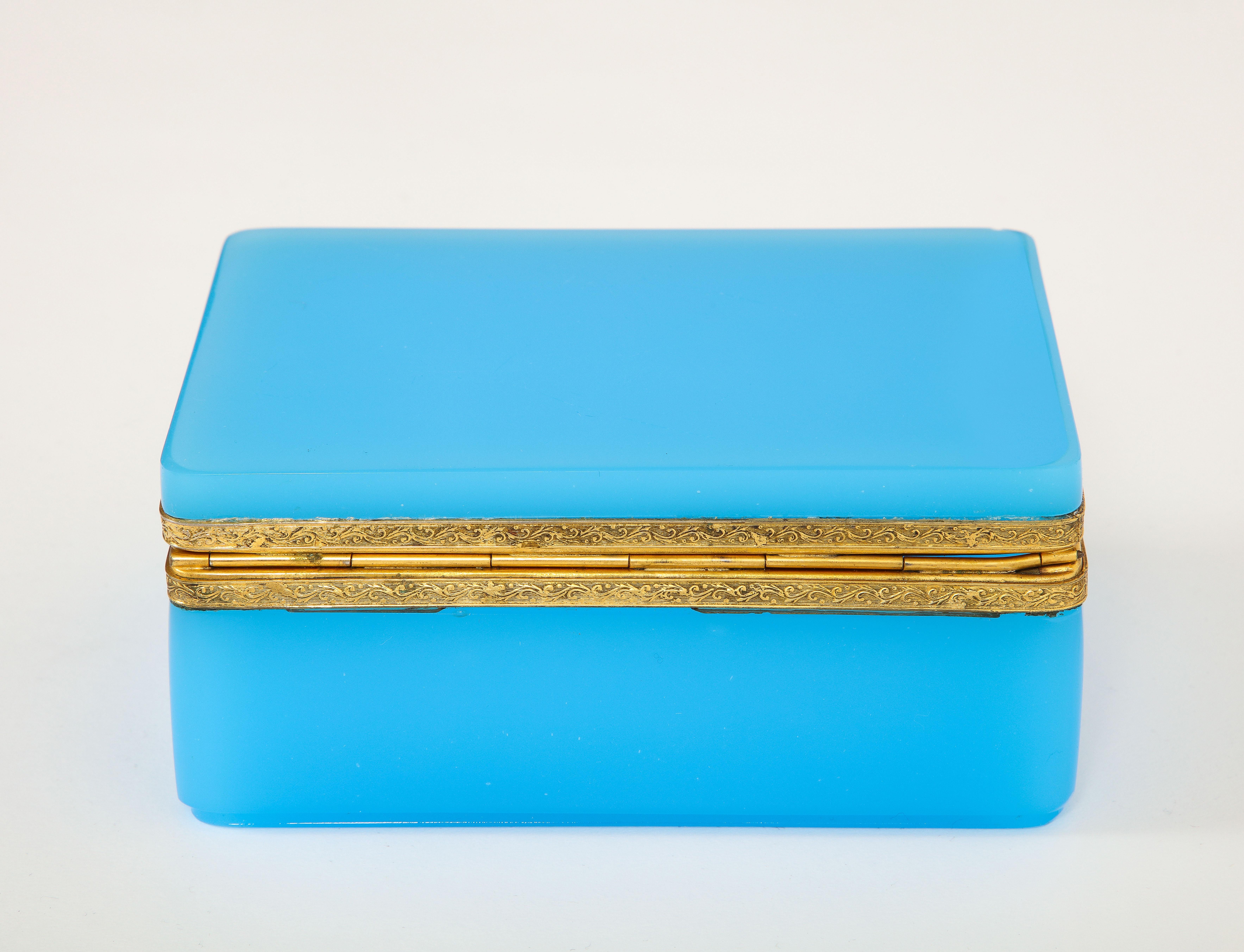 Français Fantastique boîte française du 19ème siècle en cristal opalin bleu monté sur bronze doré en vente