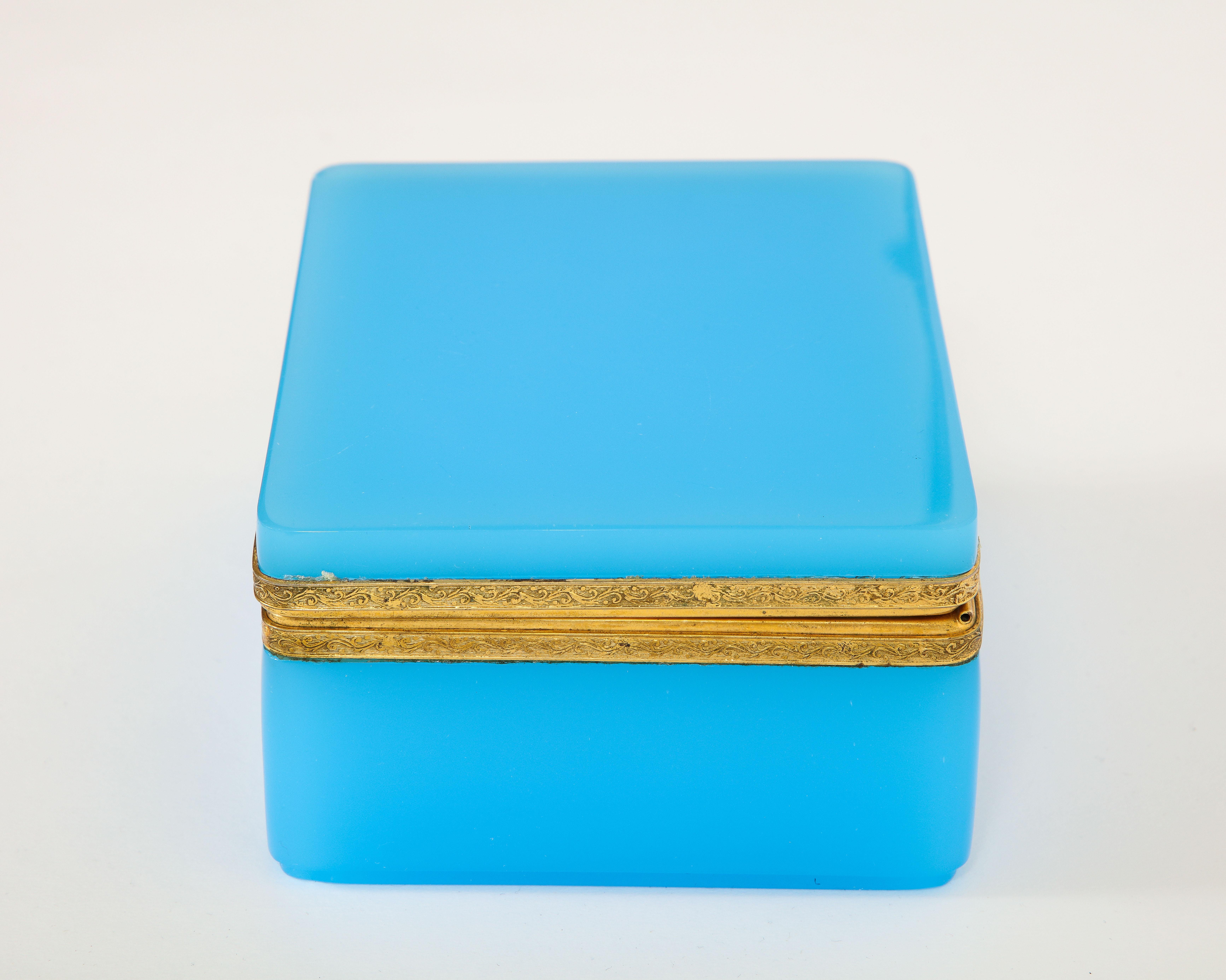Doré Fantastique boîte française du 19ème siècle en cristal opalin bleu monté sur bronze doré en vente