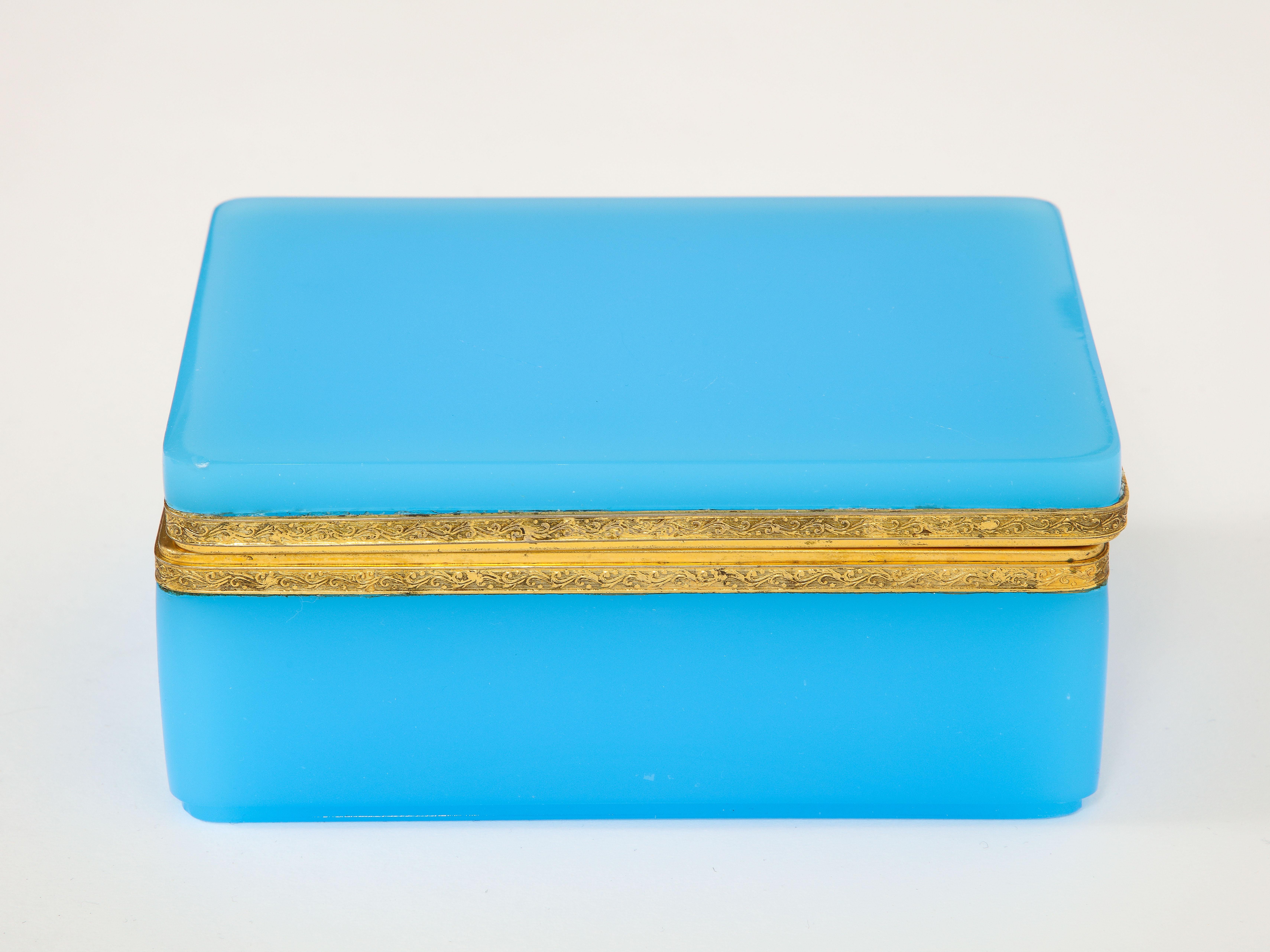 Fantastique boîte française du 19ème siècle en cristal opalin bleu monté sur bronze doré Bon état - En vente à New York, NY