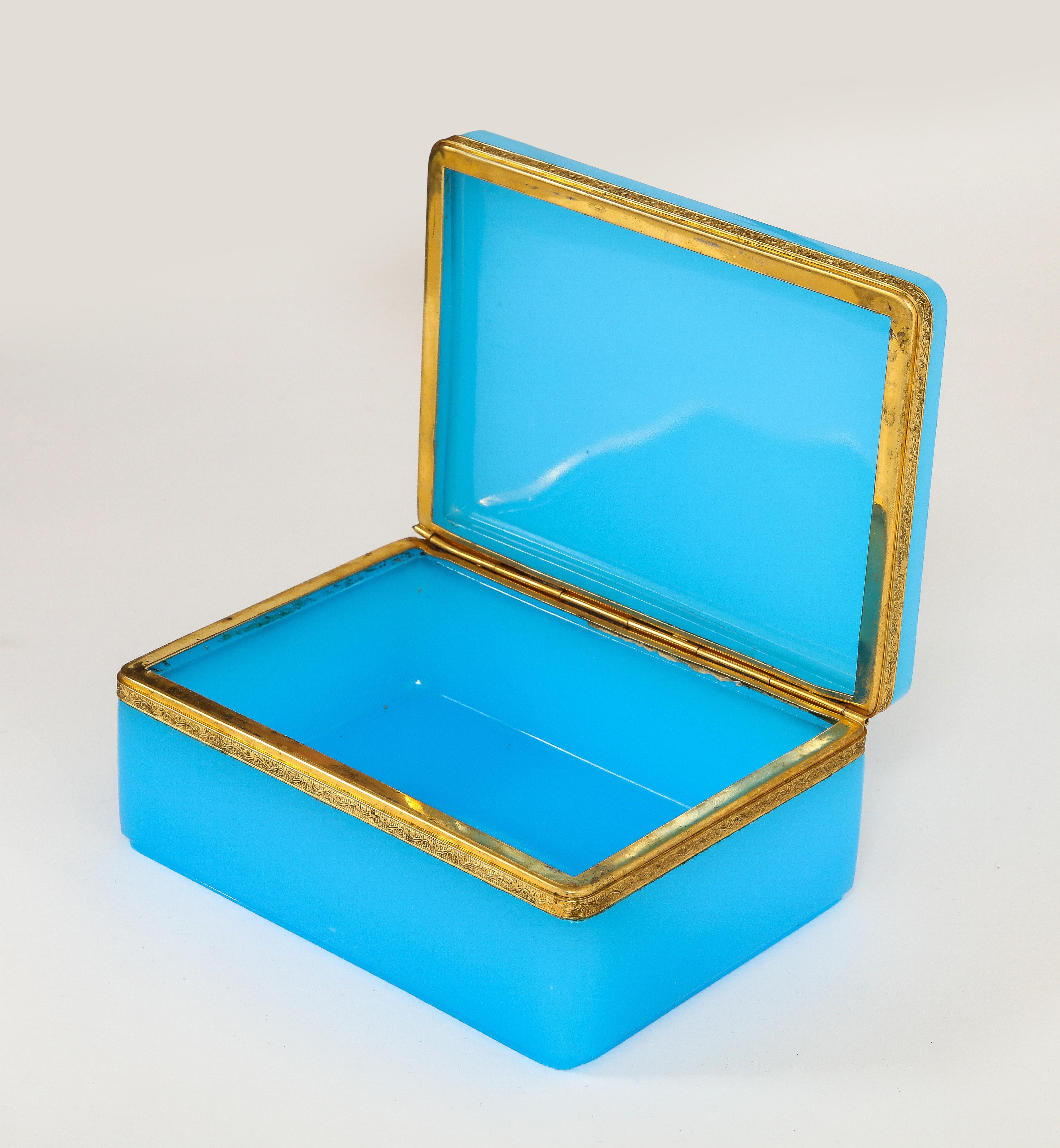 Fin du XIXe siècle Fantastique boîte française du 19ème siècle en cristal opalin bleu monté sur bronze doré en vente