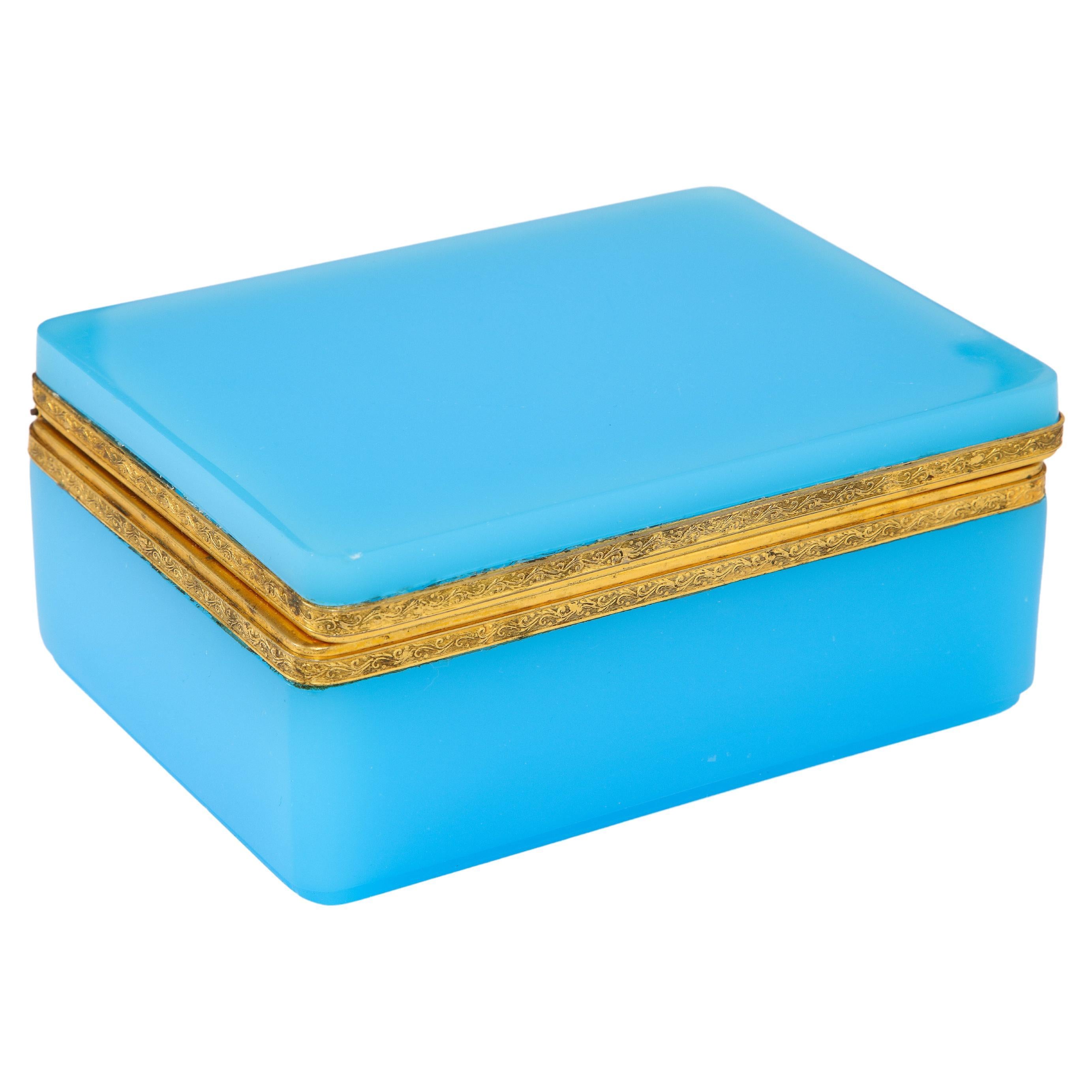Fantastique boîte française du 19ème siècle en cristal opalin bleu monté sur bronze doré en vente