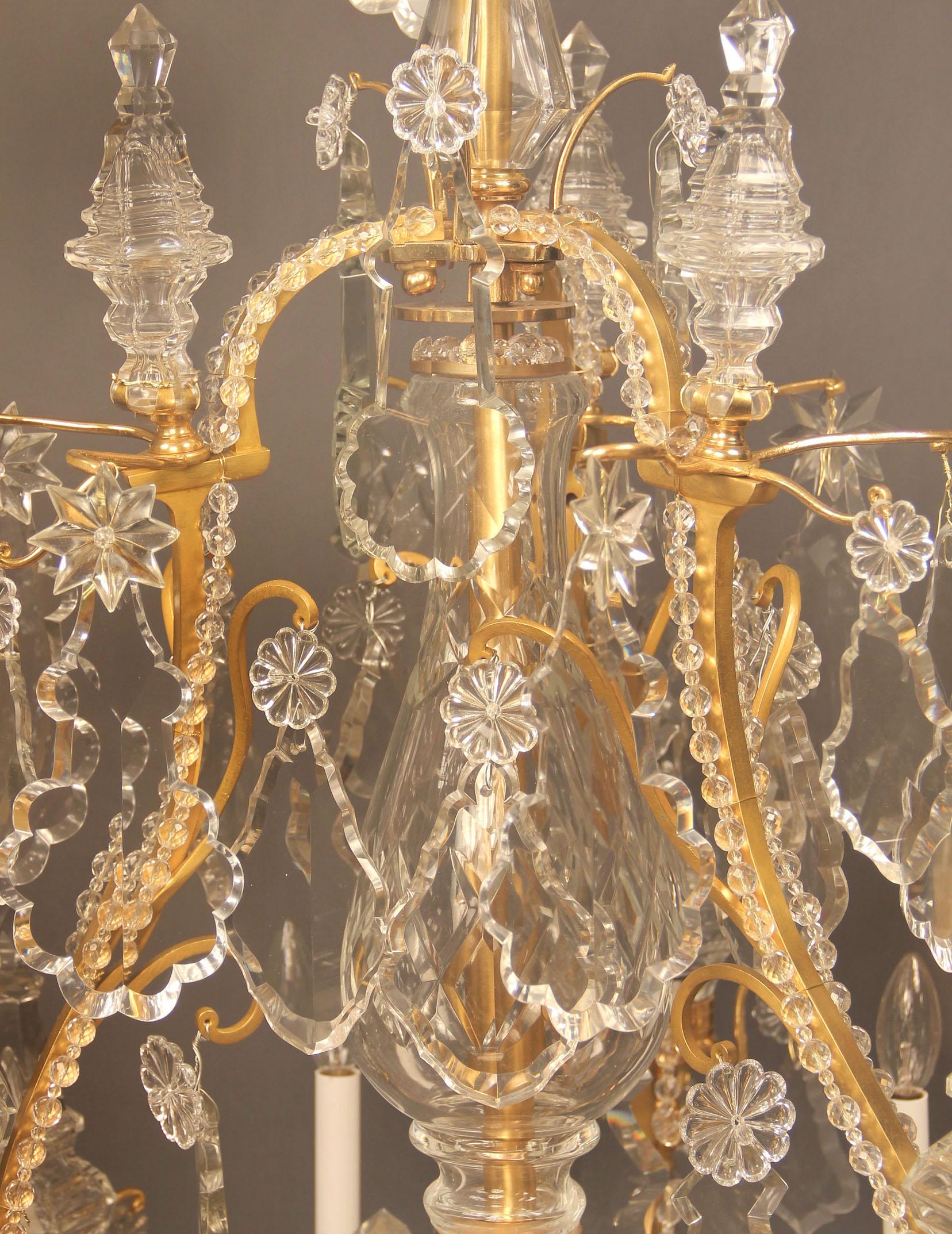 Dorato Fantastico lampadario a dodici luci in bronzo dorato e cristallo Baccarat del XIX secolo in vendita