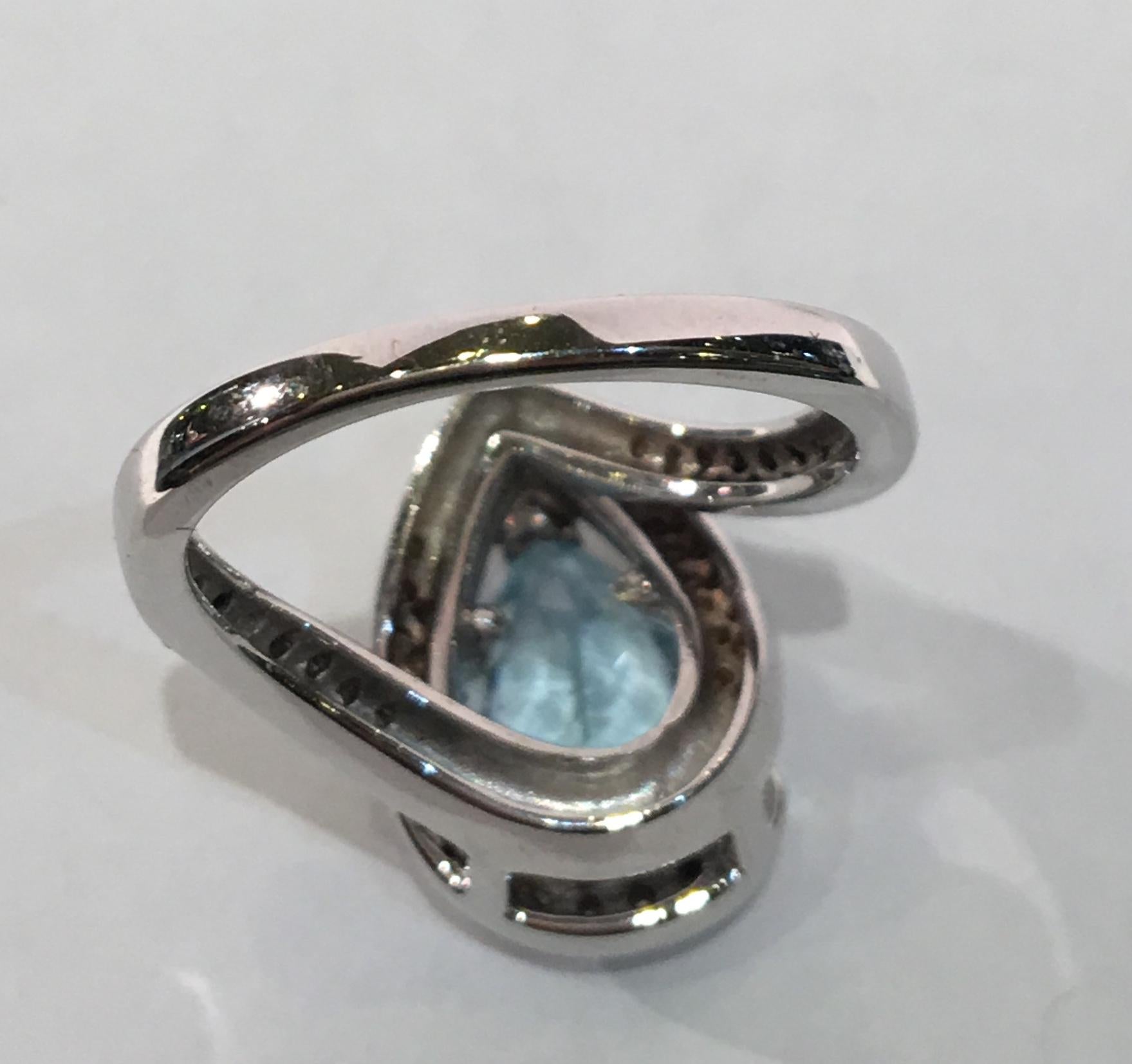 Women's Fantastic 2.6 Carat Pear Cut Aquamarine Diamond Modern Swirl 18 Karat Ring