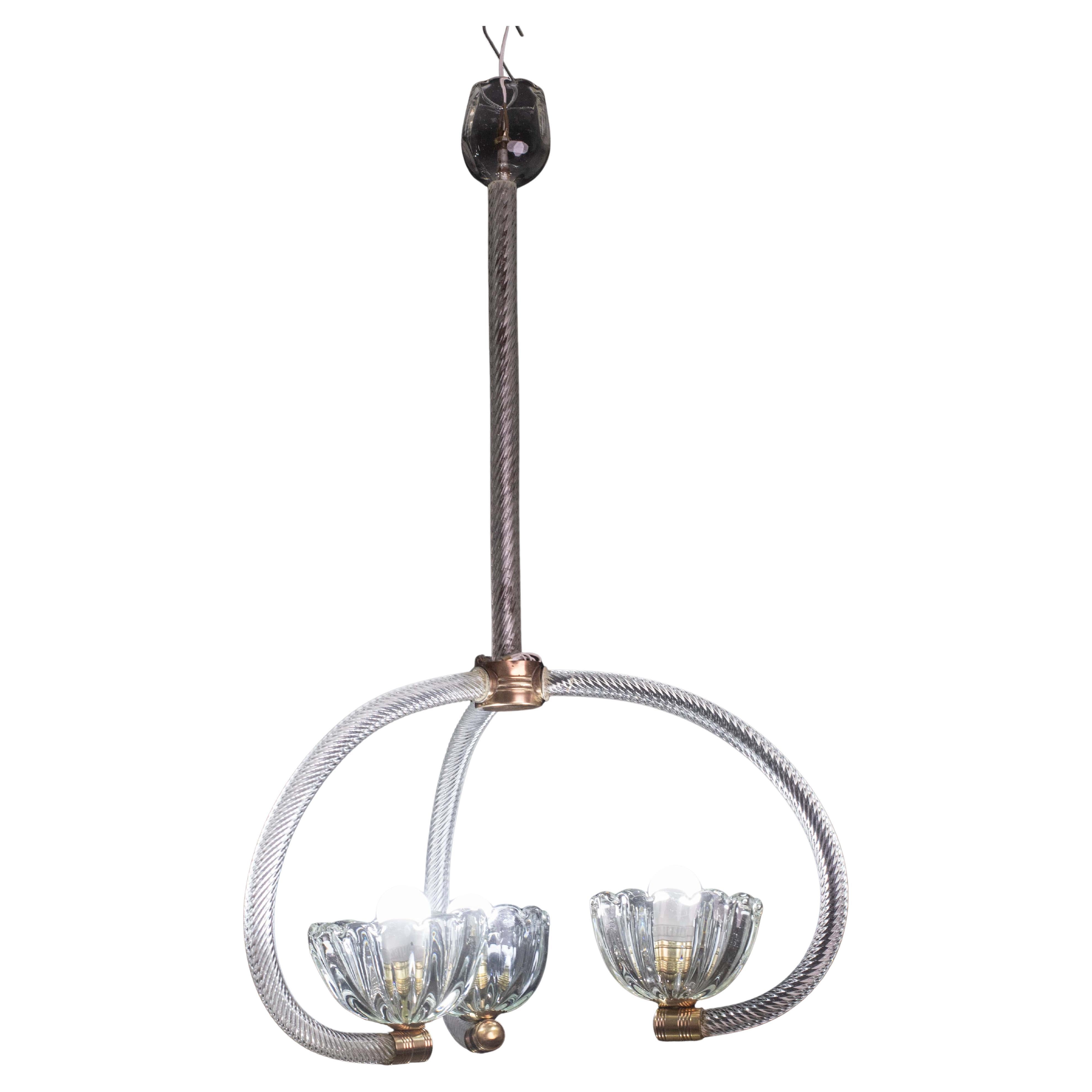 Magnifique lustre Art Déco attribué à Barovier et réalisé par la verrerie Barovier&Toso dans les années 1940-1950.
Le lustre mesure 90 cm de haut et 55 cm de large.
Les éléments en verre rendent cette suspension en forme de coupe d'arbre extrêmement