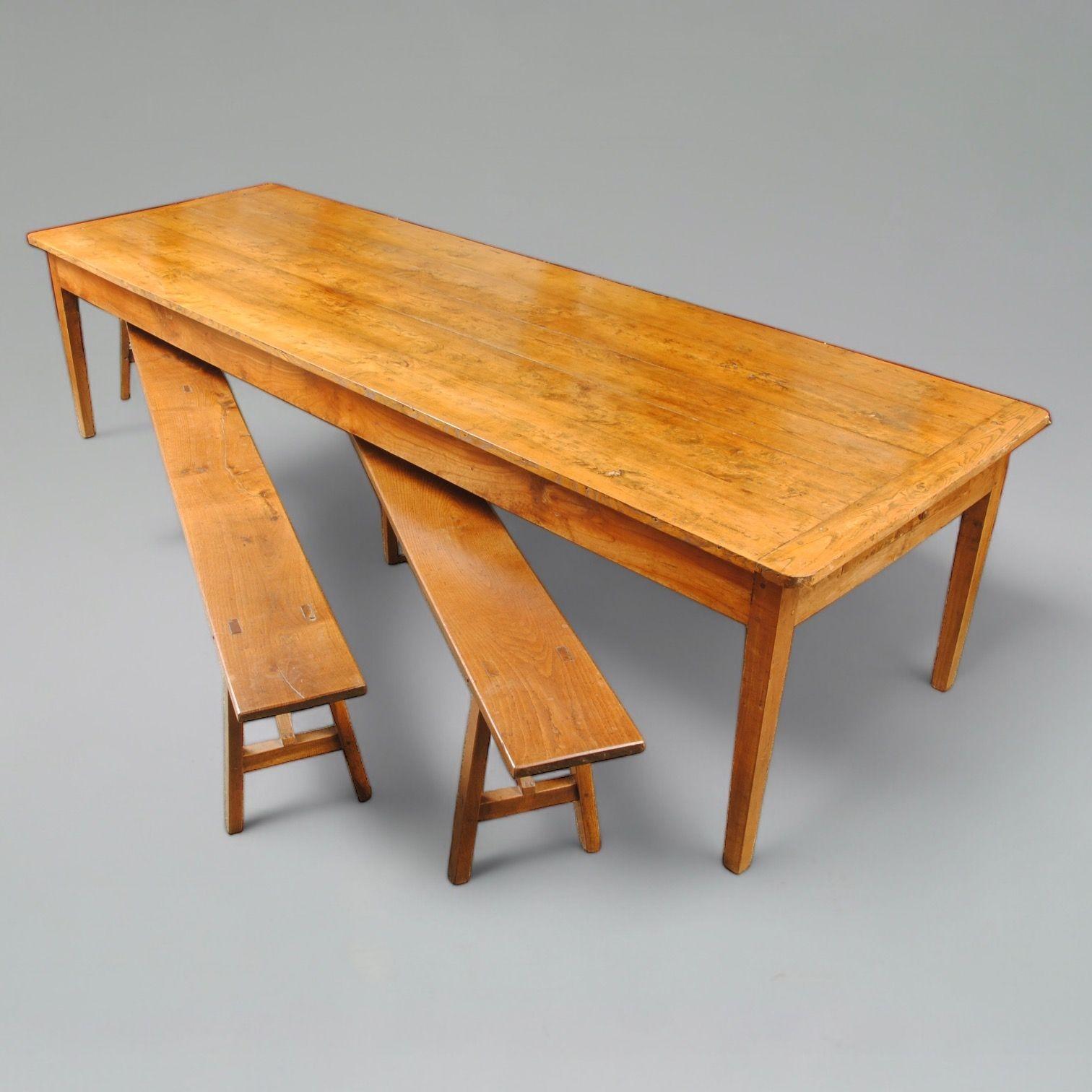 Un bon exemple de table de ferme en orme et bois fruitier avec deux tabourets de la même longueur que la table. La table comporte deux tiroirs, un à chaque extrémité.
Superbe couleur et patine dans l'ensemble. Circa 1820.