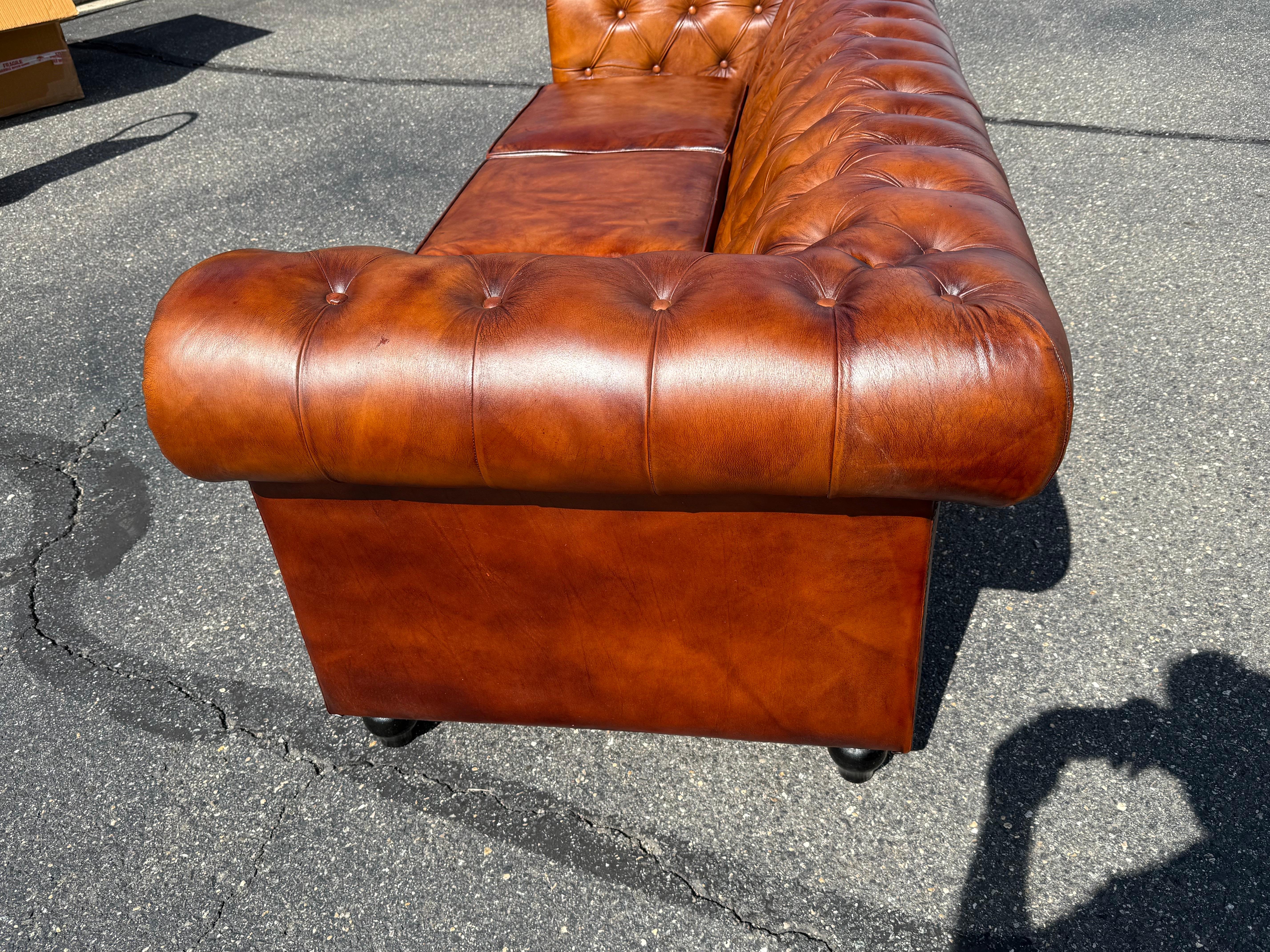 Fantastique 7ft Cigar Lounge Brown Leather English-Made Leather Chesterfield en vente 4