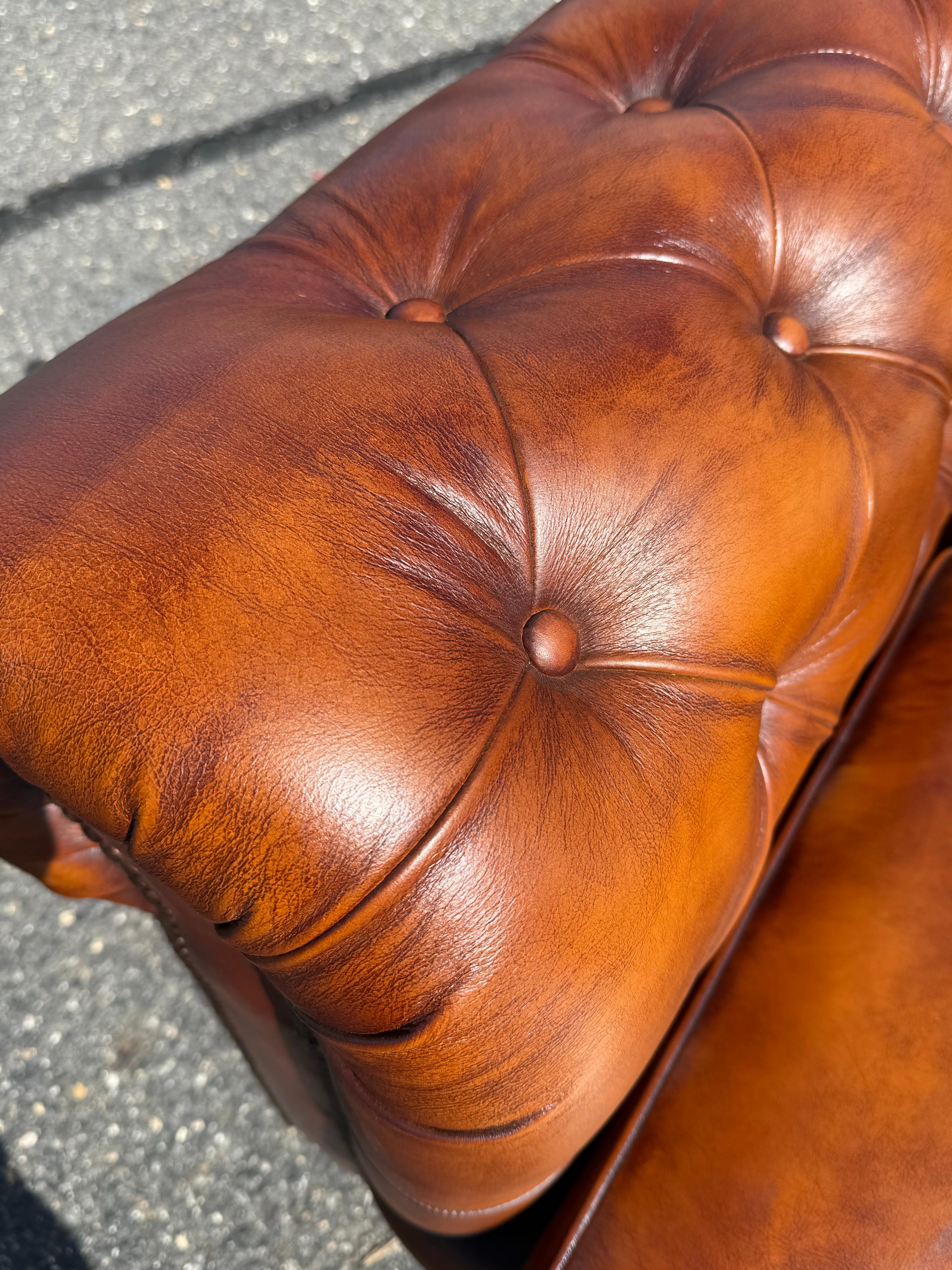 Fantastique 7ft Cigar Lounge Brown Leather English-Made Leather Chesterfield en vente 8