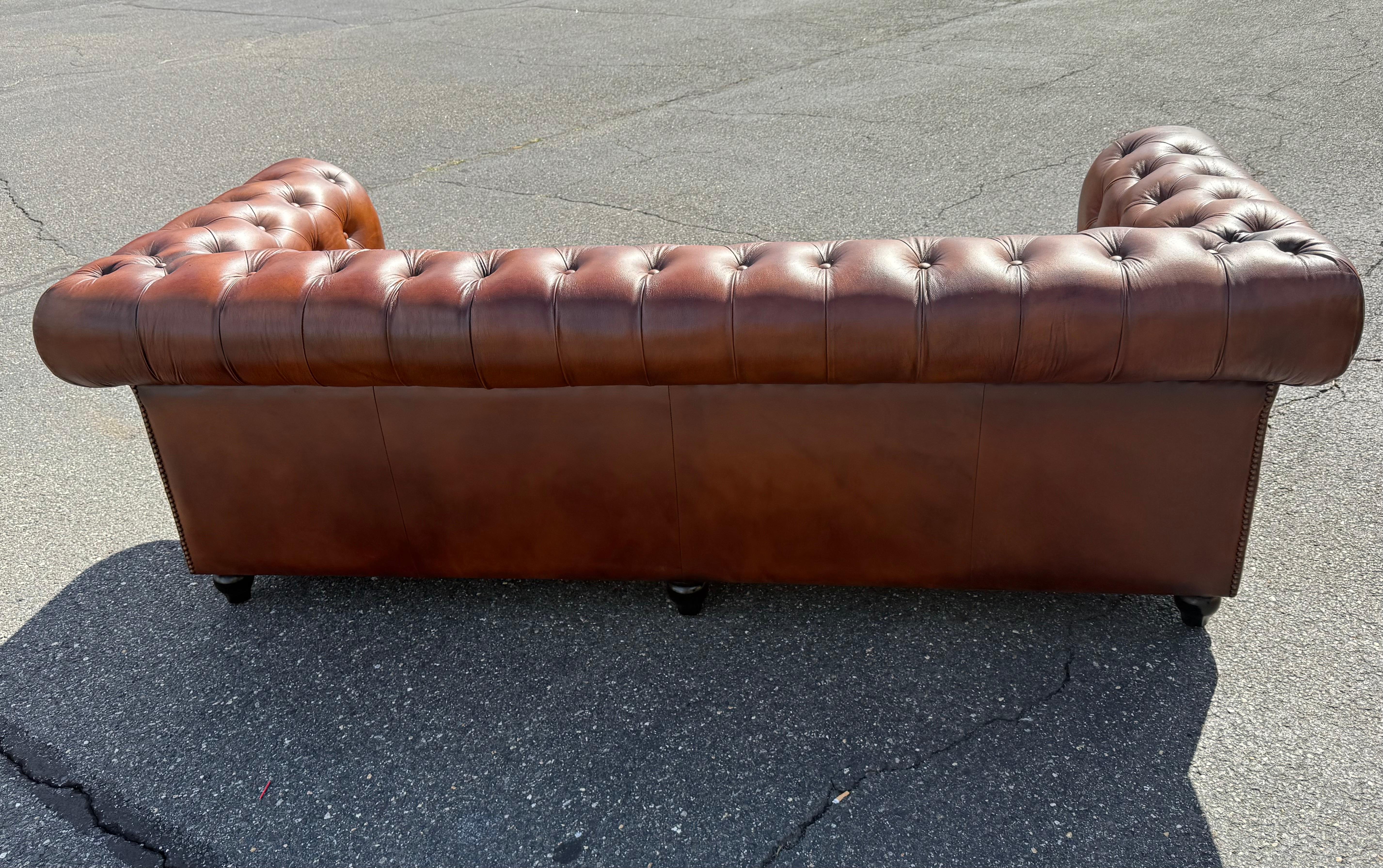 Fantastique 7ft Cigar Lounge Brown Leather English-Made Leather Chesterfield en vente 10