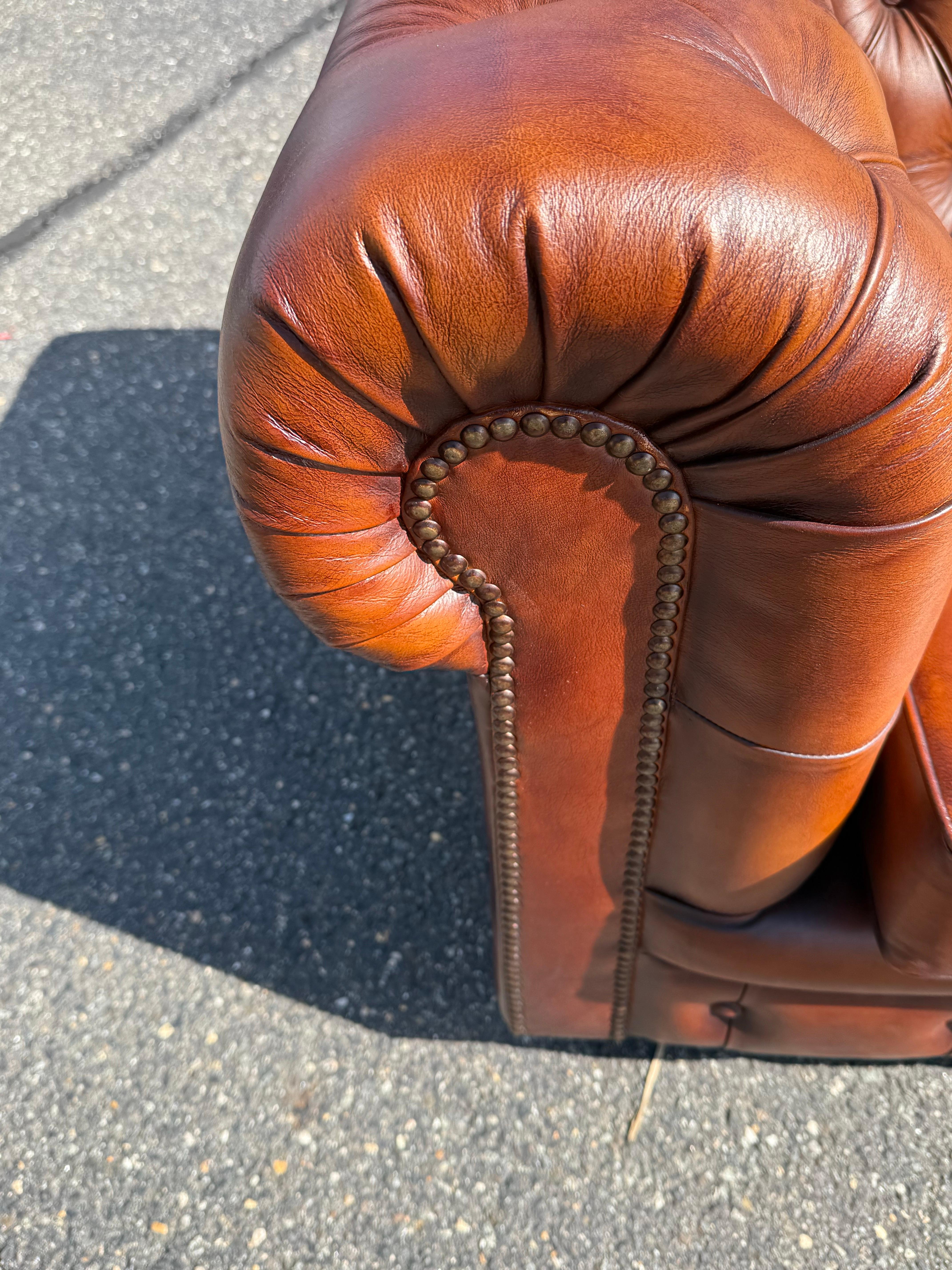 Anglais Fantastique 7ft Cigar Lounge Brown Leather English-Made Leather Chesterfield en vente