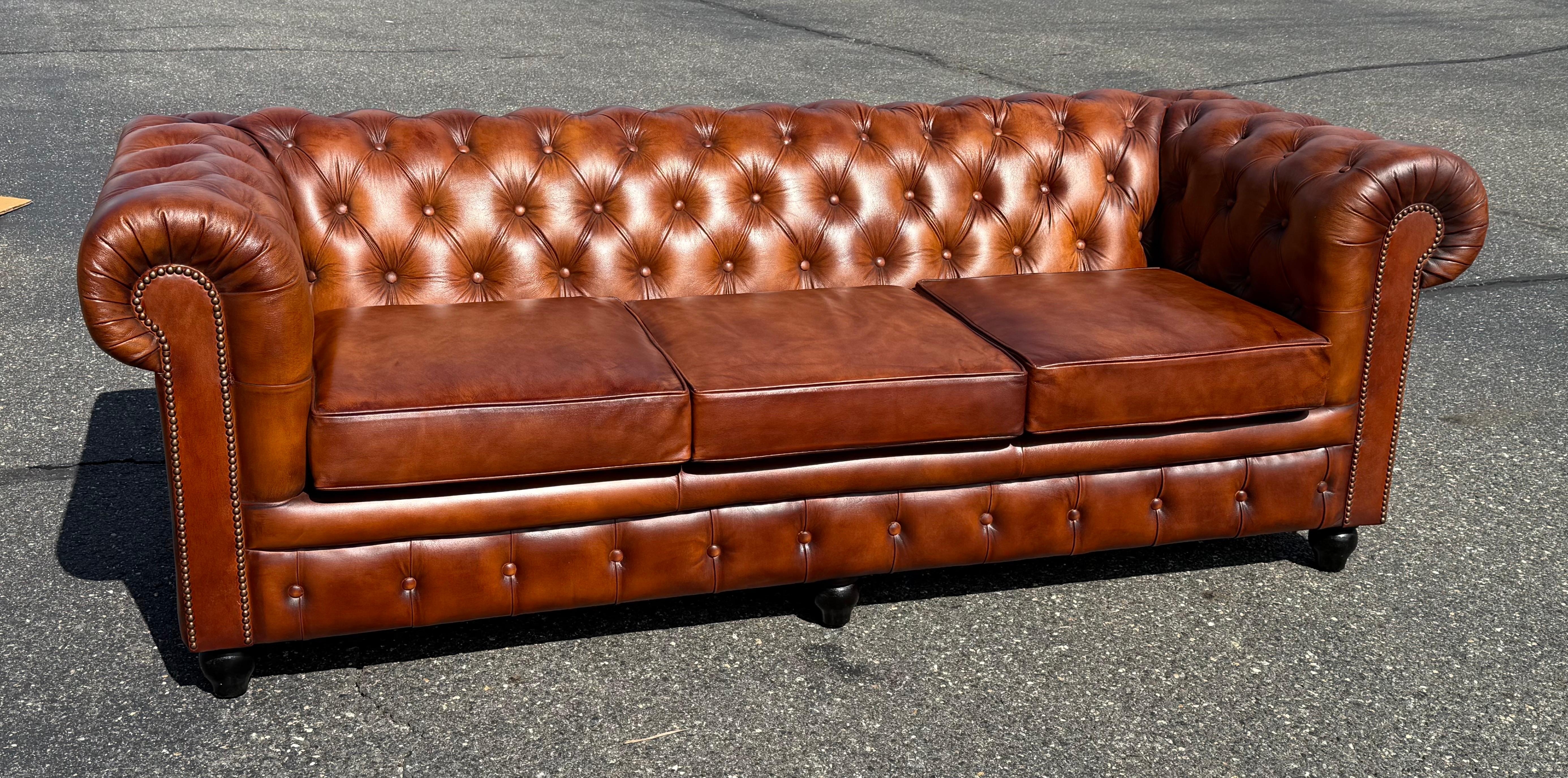 Fantastique 7ft Cigar Lounge Brown Leather English-Made Leather Chesterfield Bon état - En vente à Swedesboro, NJ