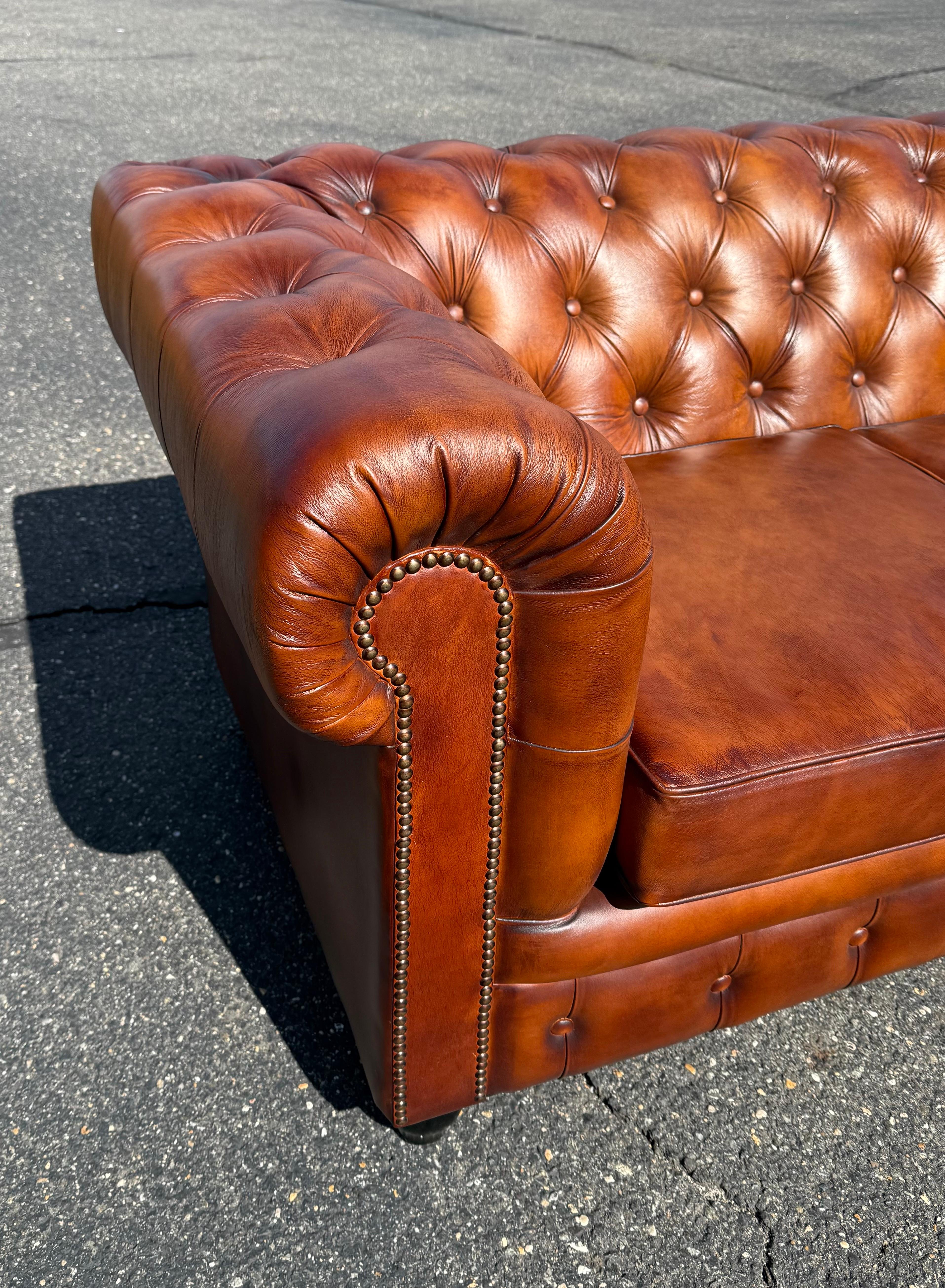 Fantastique 7ft Cigar Lounge Brown Leather English-Made Leather Chesterfield en vente 1